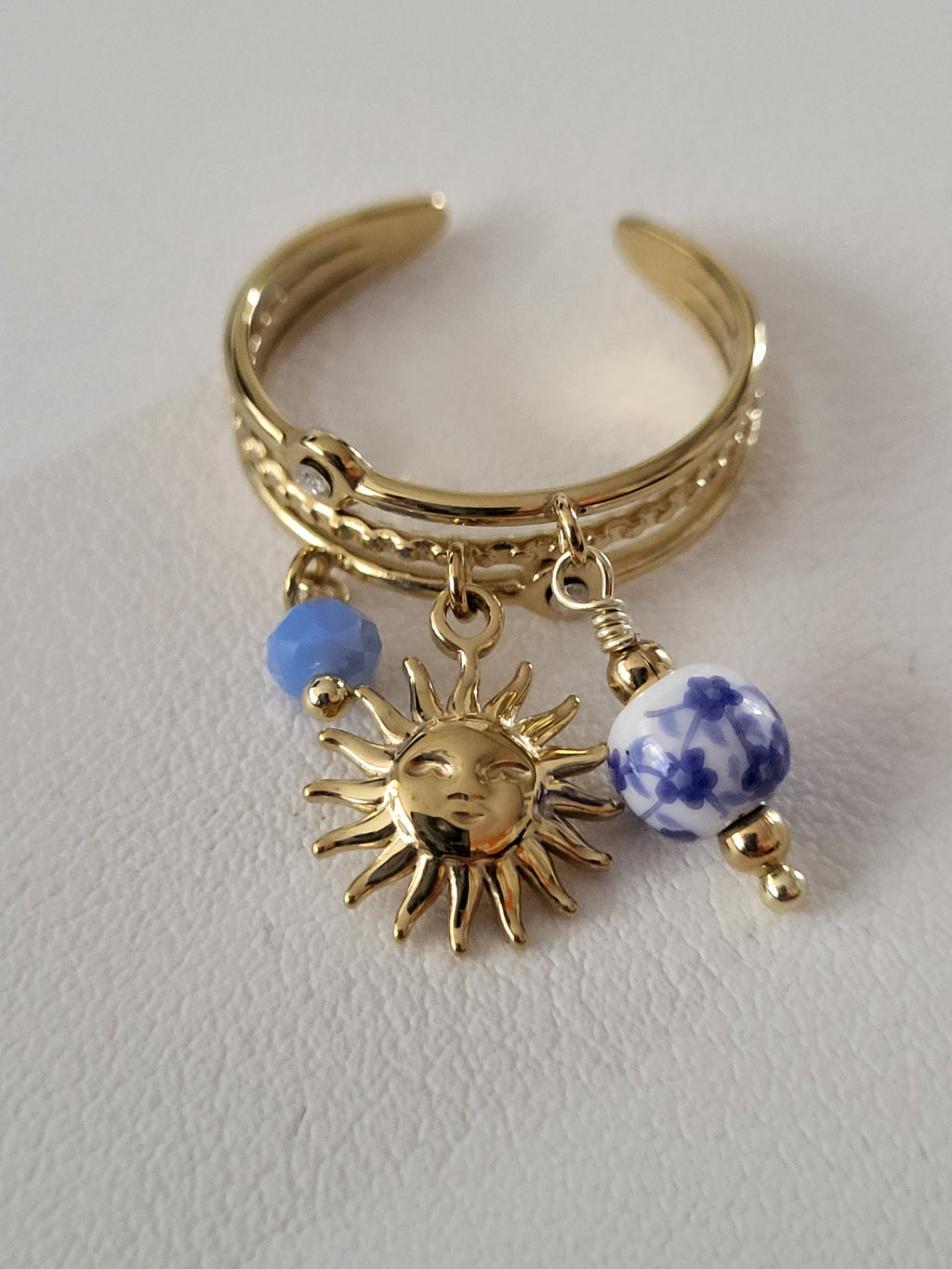 Bague dorée ajustable pendentif soleil et porcelaine bleue