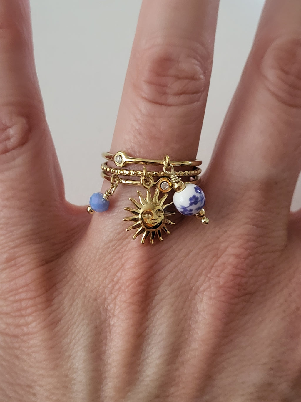 Bague dorée ajustable pendentif soleil et porcelaine bleue