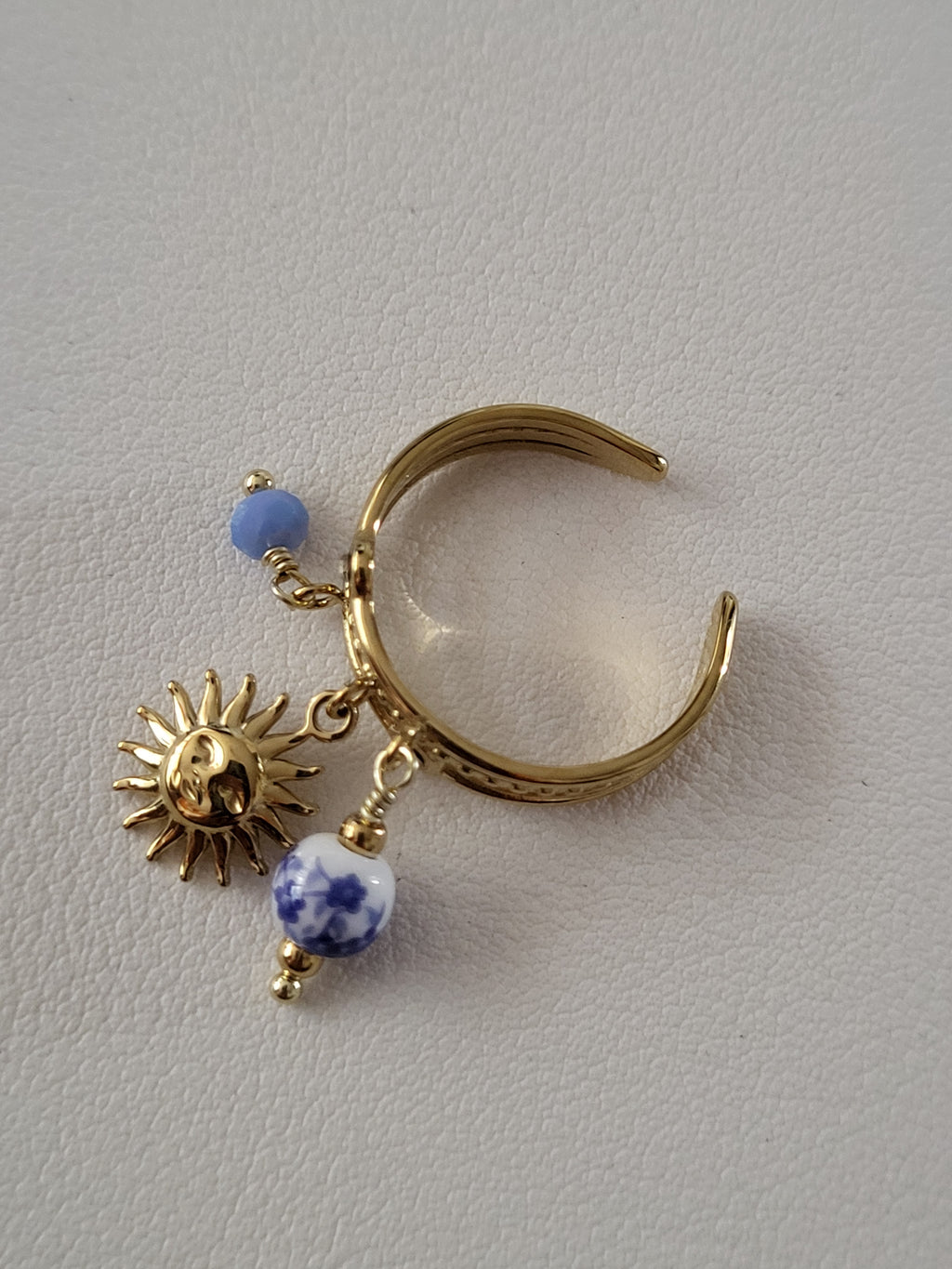 Bague dorée ajustable pendentif soleil et porcelaine bleue