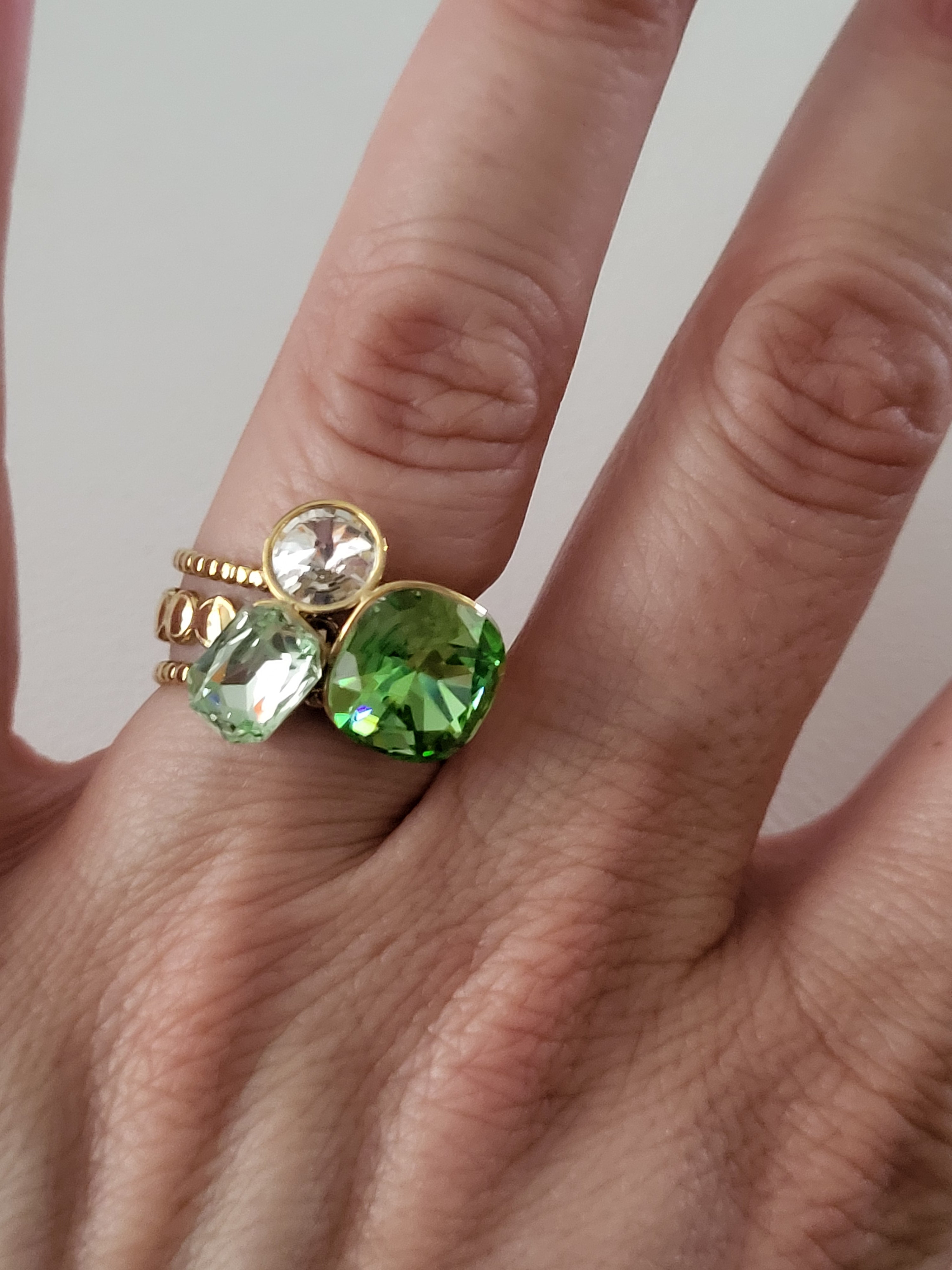 Bague ajustable ornée de strass et cristal clair vert clair