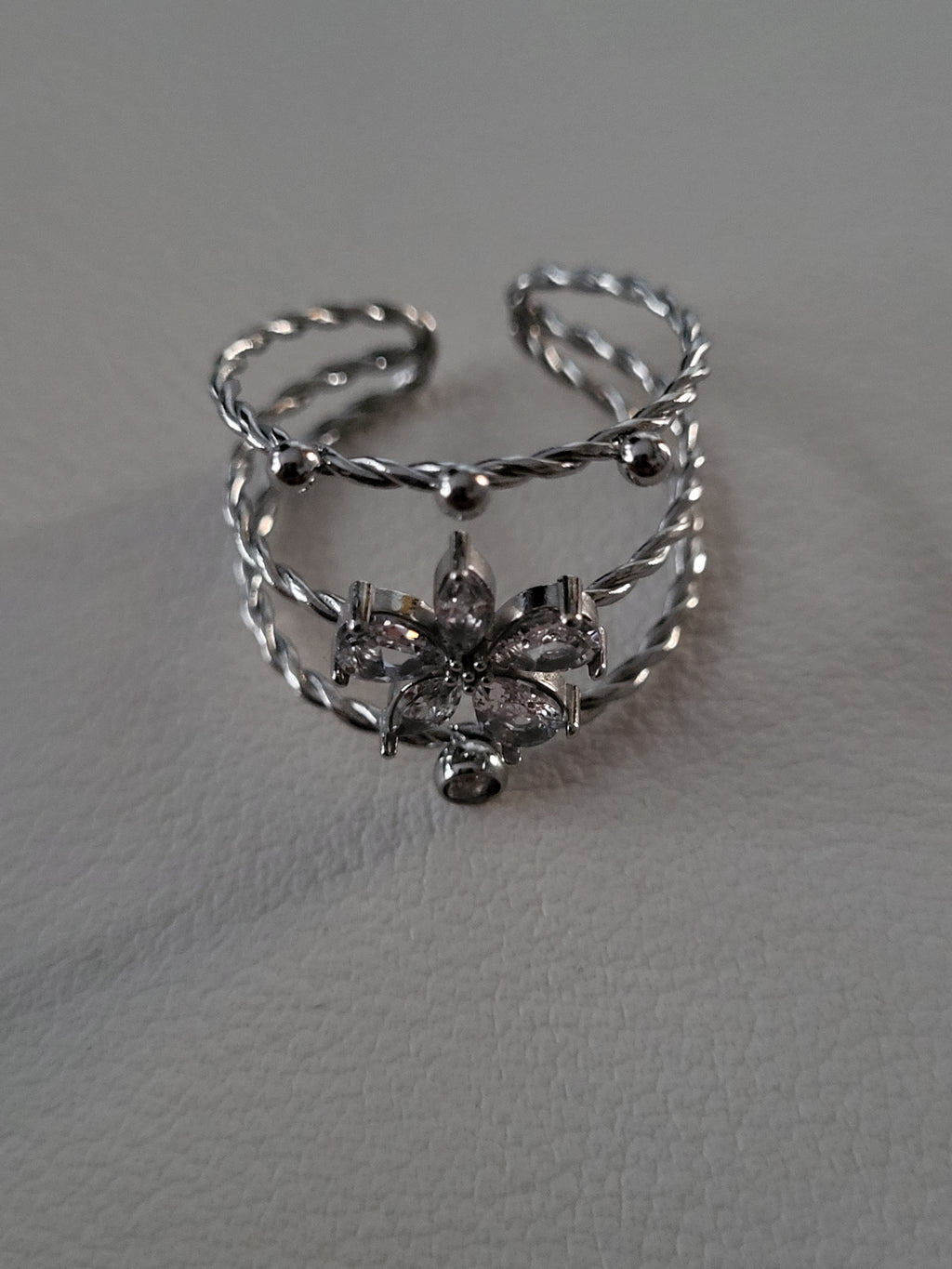 Bague ajustable à trois anneaux avec fleur strassée argenté