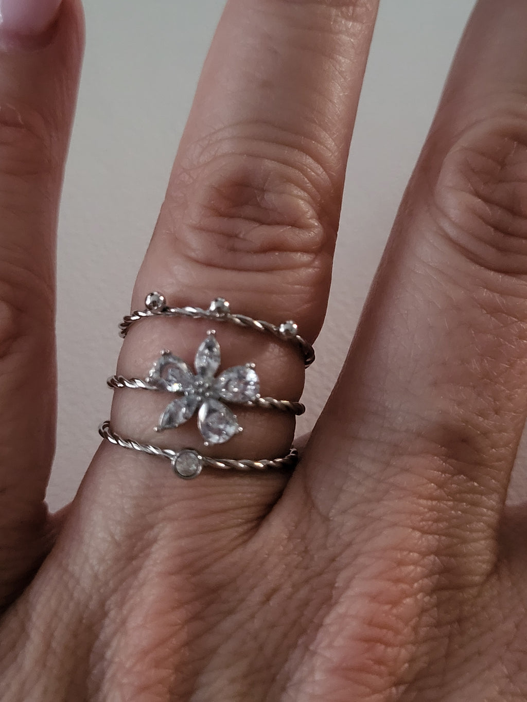 Bague ajustable à trois anneaux avec fleur strassée argenté