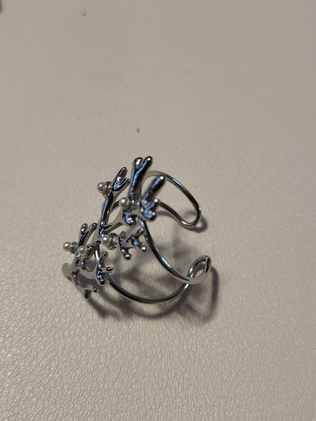 Bague ajustable corail sculpté et perles délicates argenté