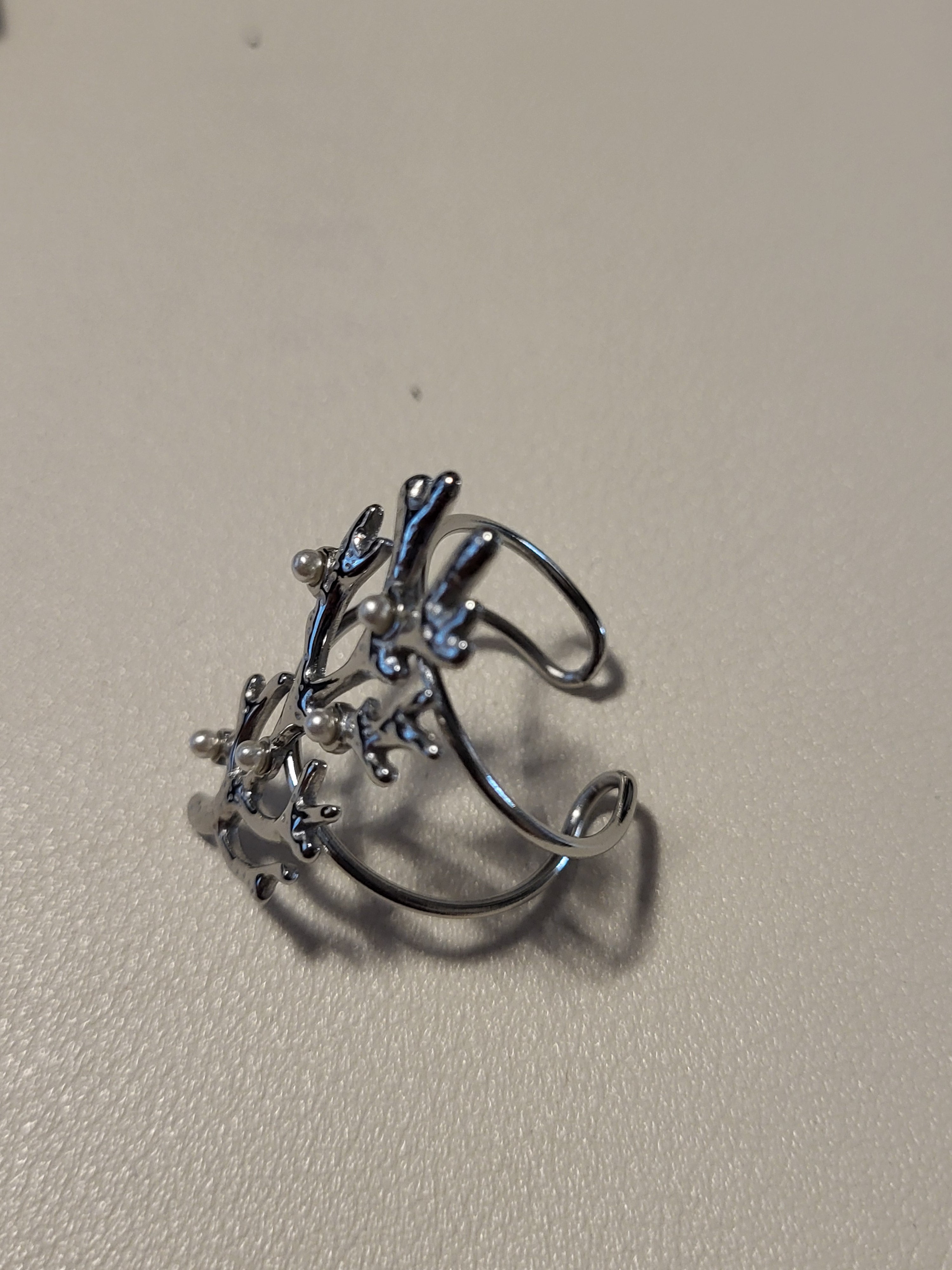 Bague ajustable corail sculpté et perles délicates argenté