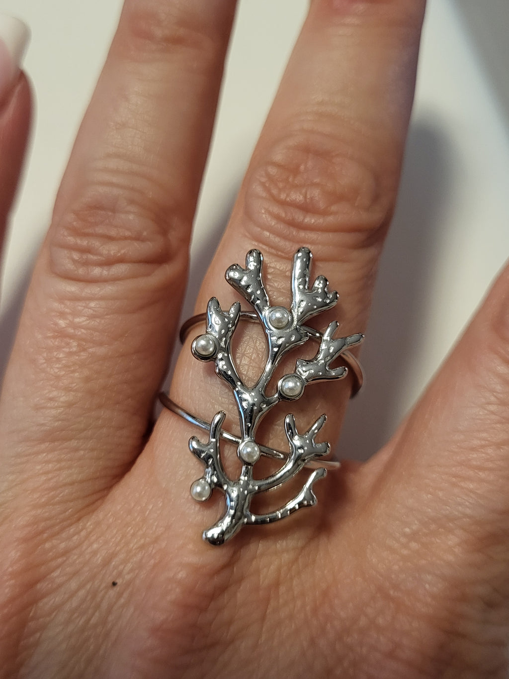 Bague ajustable corail sculpté et perles délicates argenté