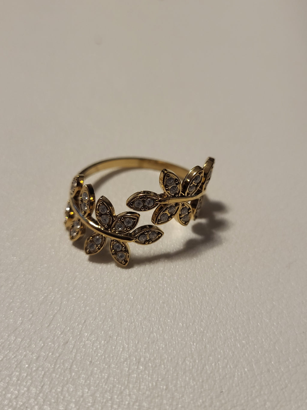 Bague ouverte deux feuilles longues en strass doré