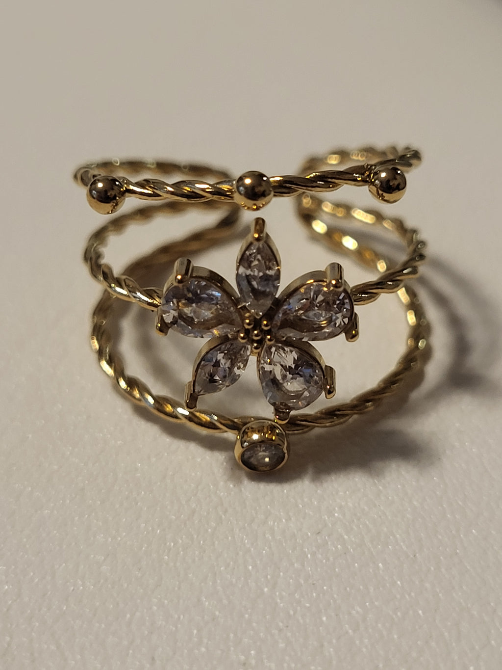 Bague ajustable à trois anneaux avec fleur strassée doré