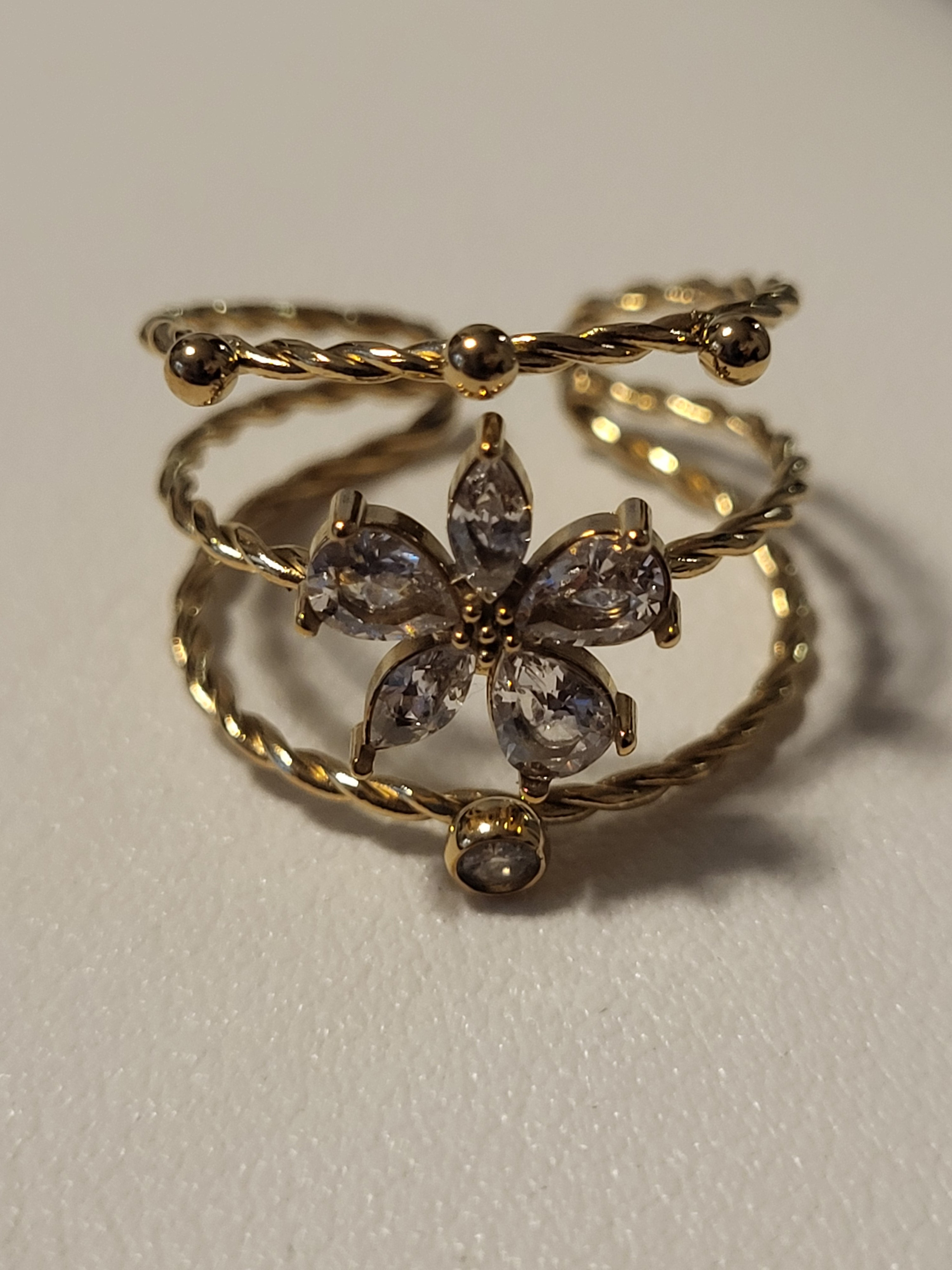 Bague ajustable à trois anneaux avec fleur strassée doré