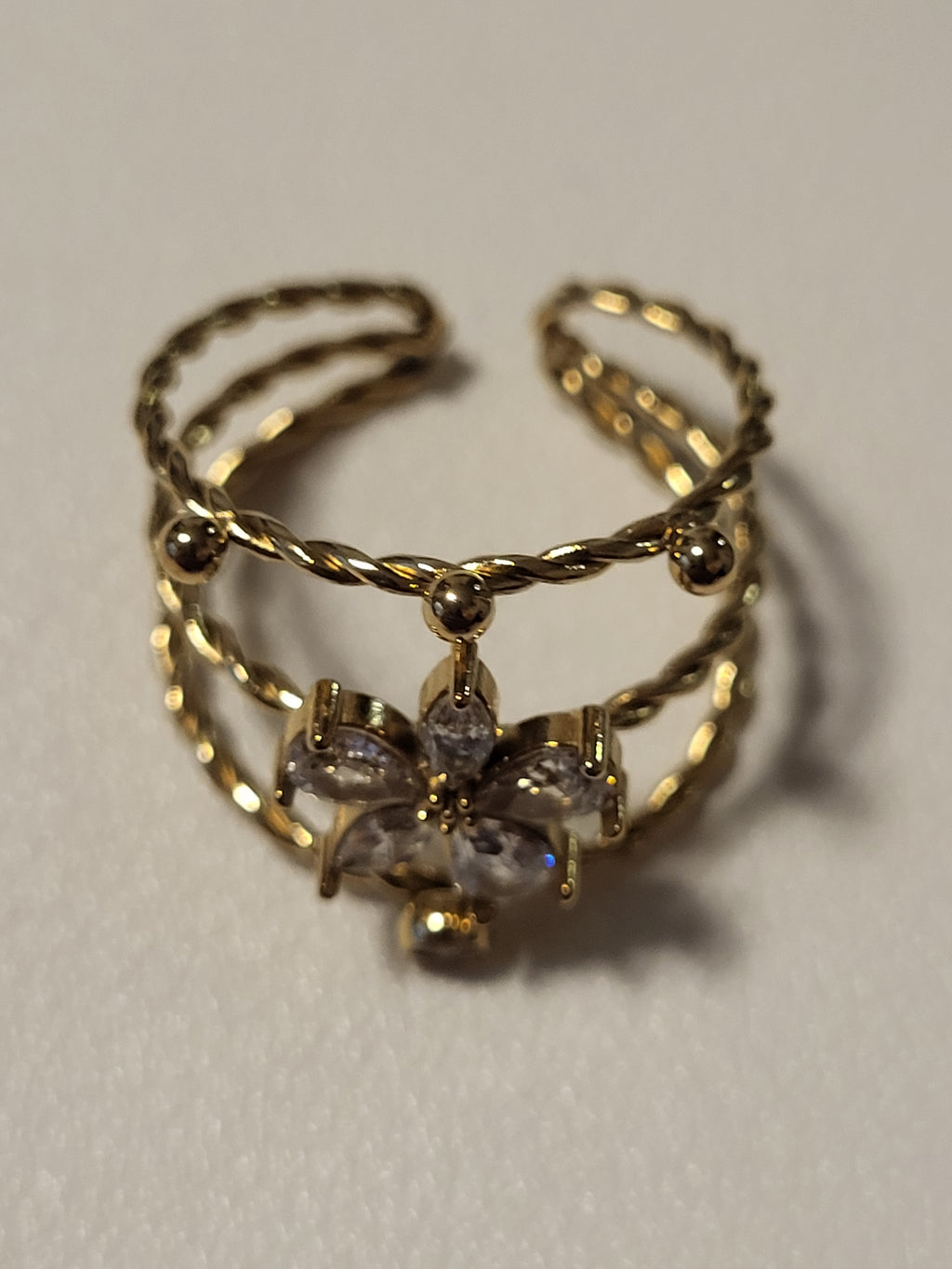 Bague ajustable à trois anneaux avec fleur strassée doré