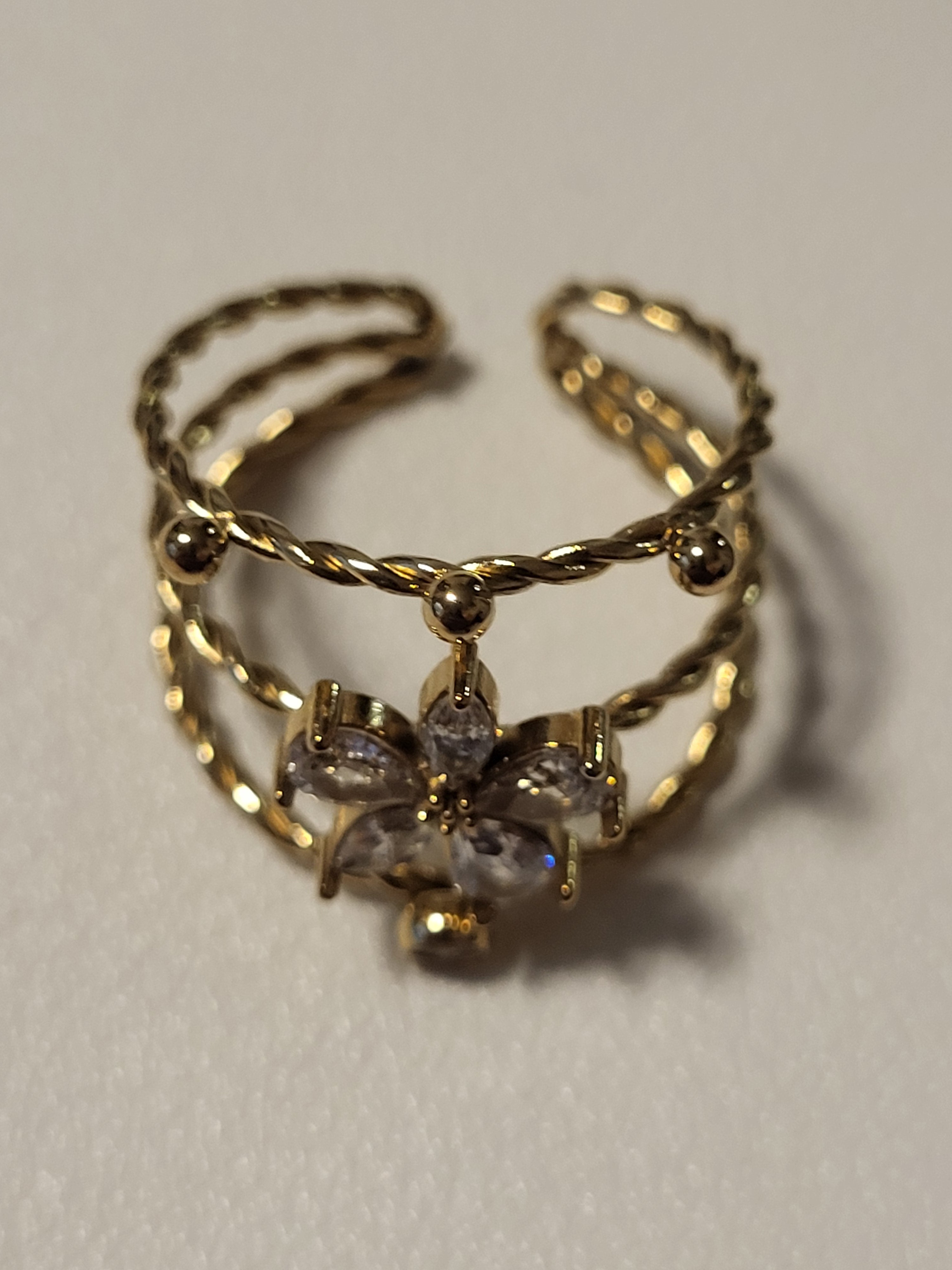 Bague ajustable à trois anneaux avec fleur strassée doré