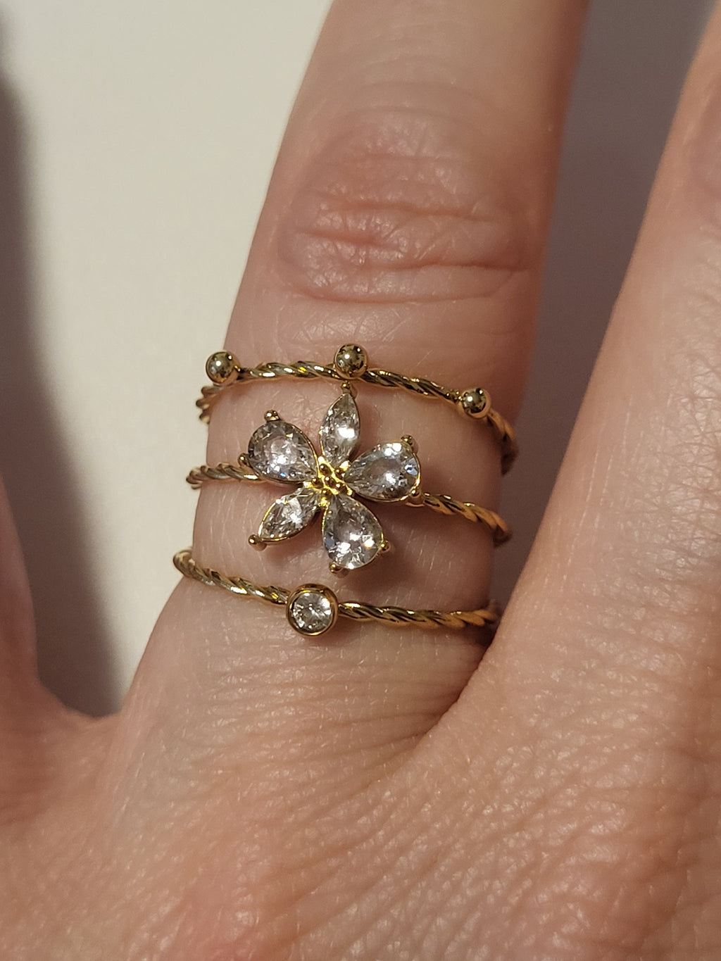 Bague ajustable à trois anneaux avec fleur strassée doré