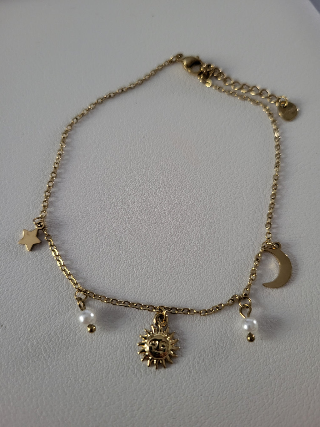 Chaîne de cheville dorée à pendentifs constellation et perles