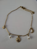 Chaîne de cheville dorée à pendentifs constellation et perles