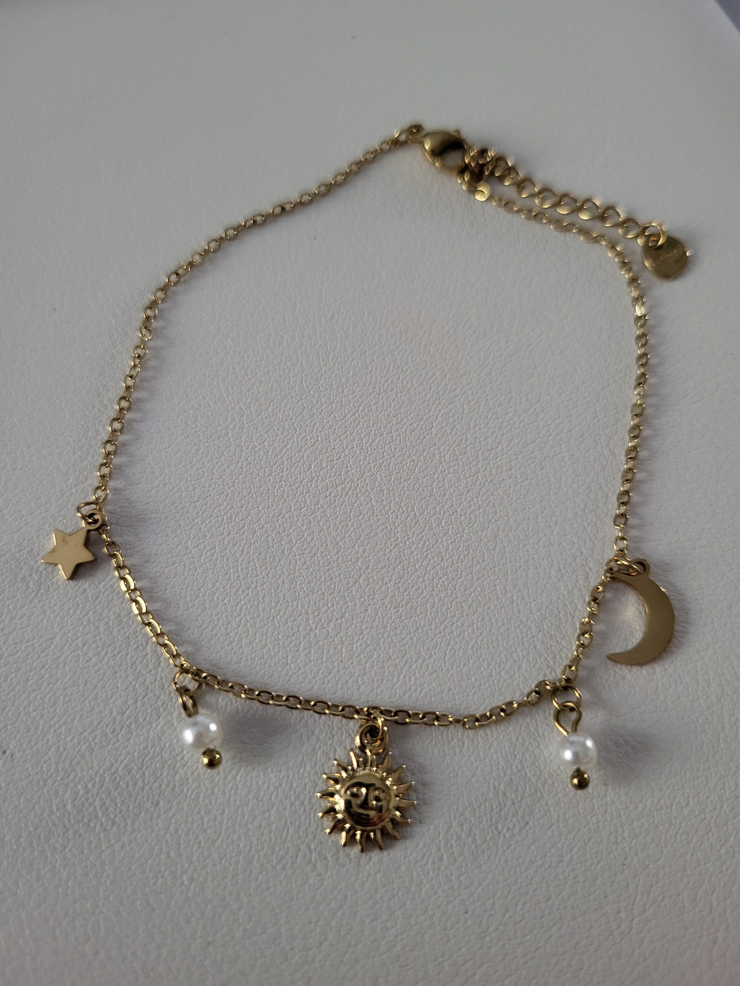 Chaîne de cheville dorée à pendentifs constellation et perles