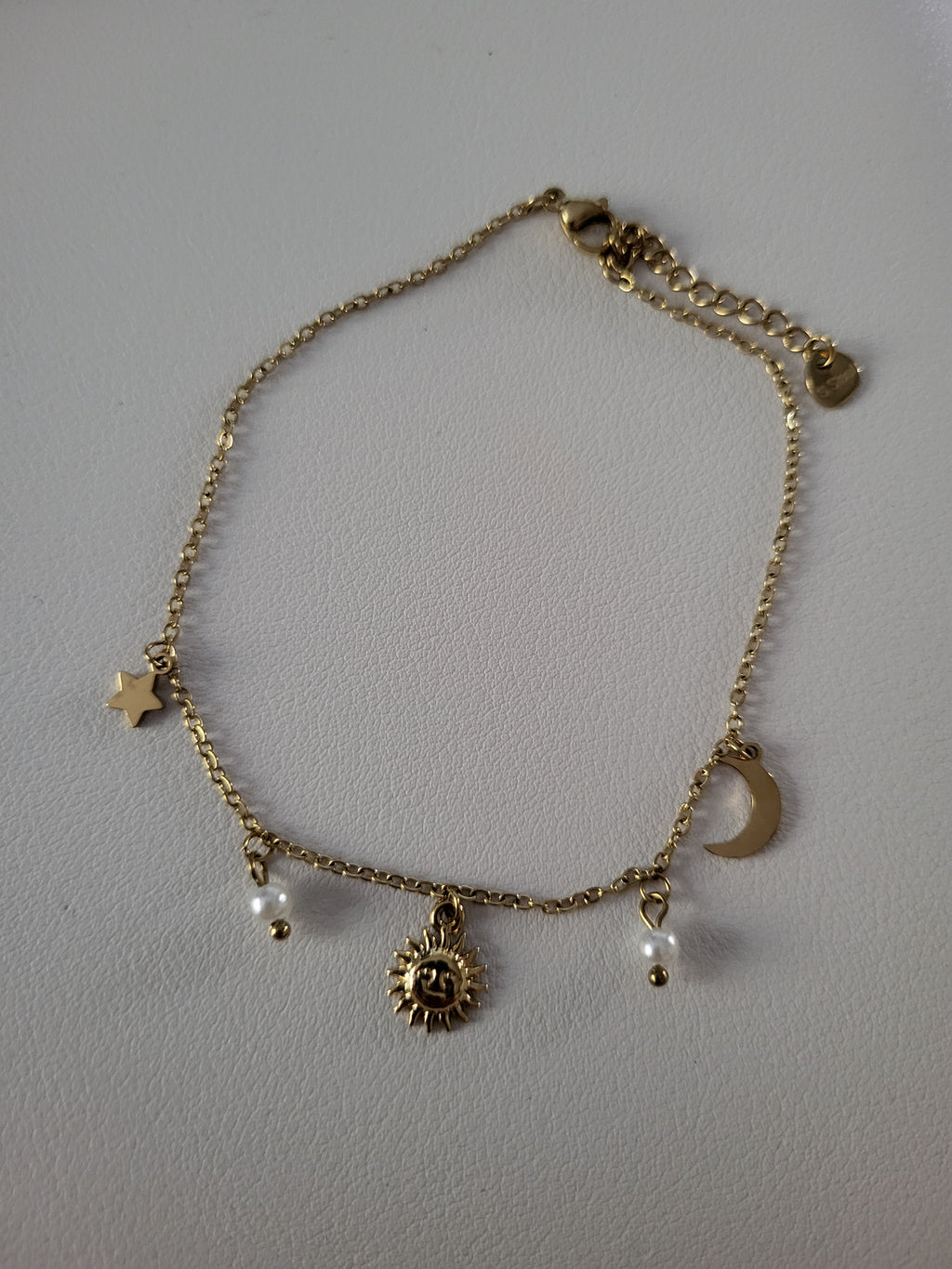 Chaîne de cheville dorée à pendentifs constellation et perles
