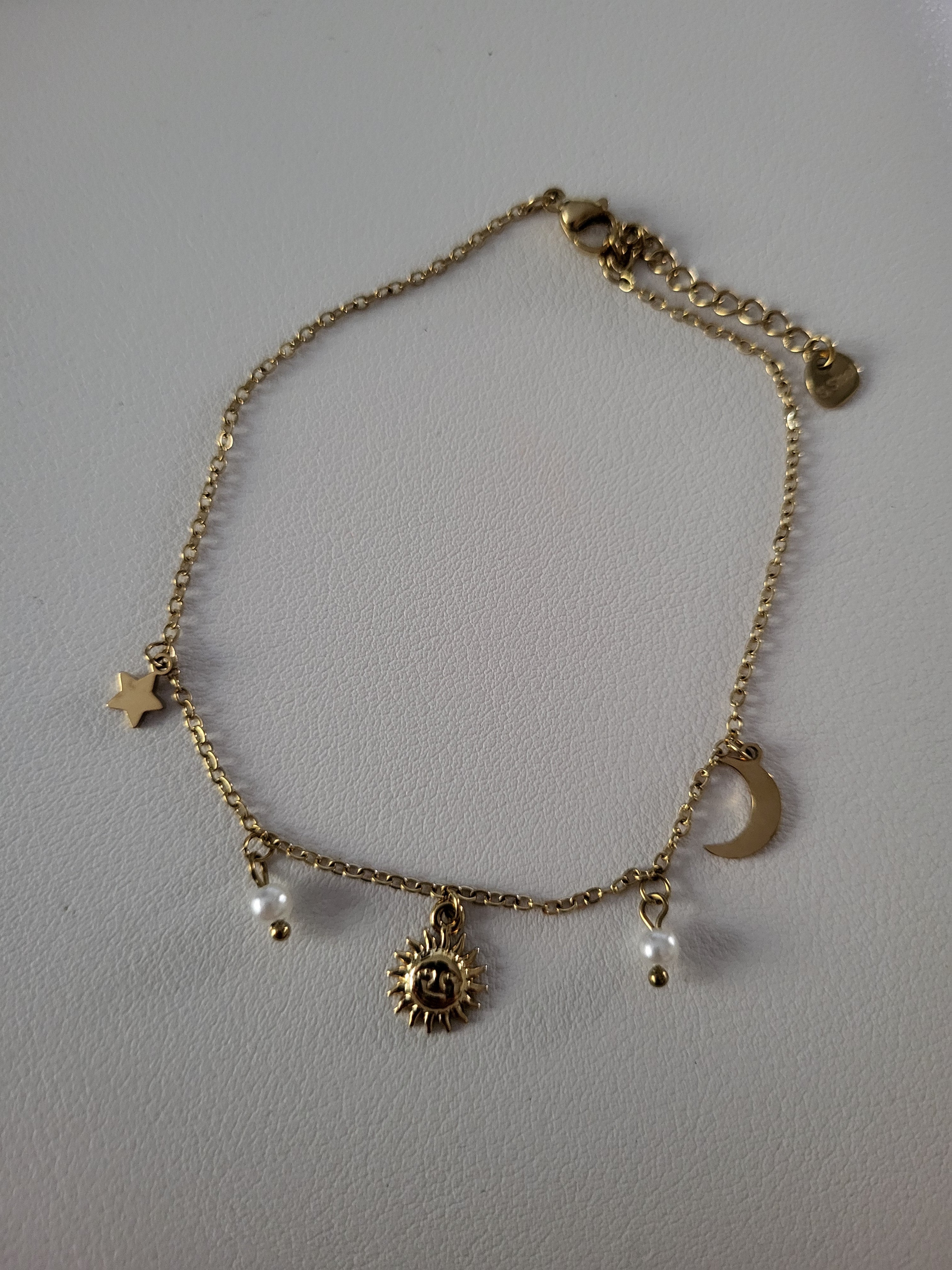 Chaîne de cheville dorée à pendentifs constellation et perles