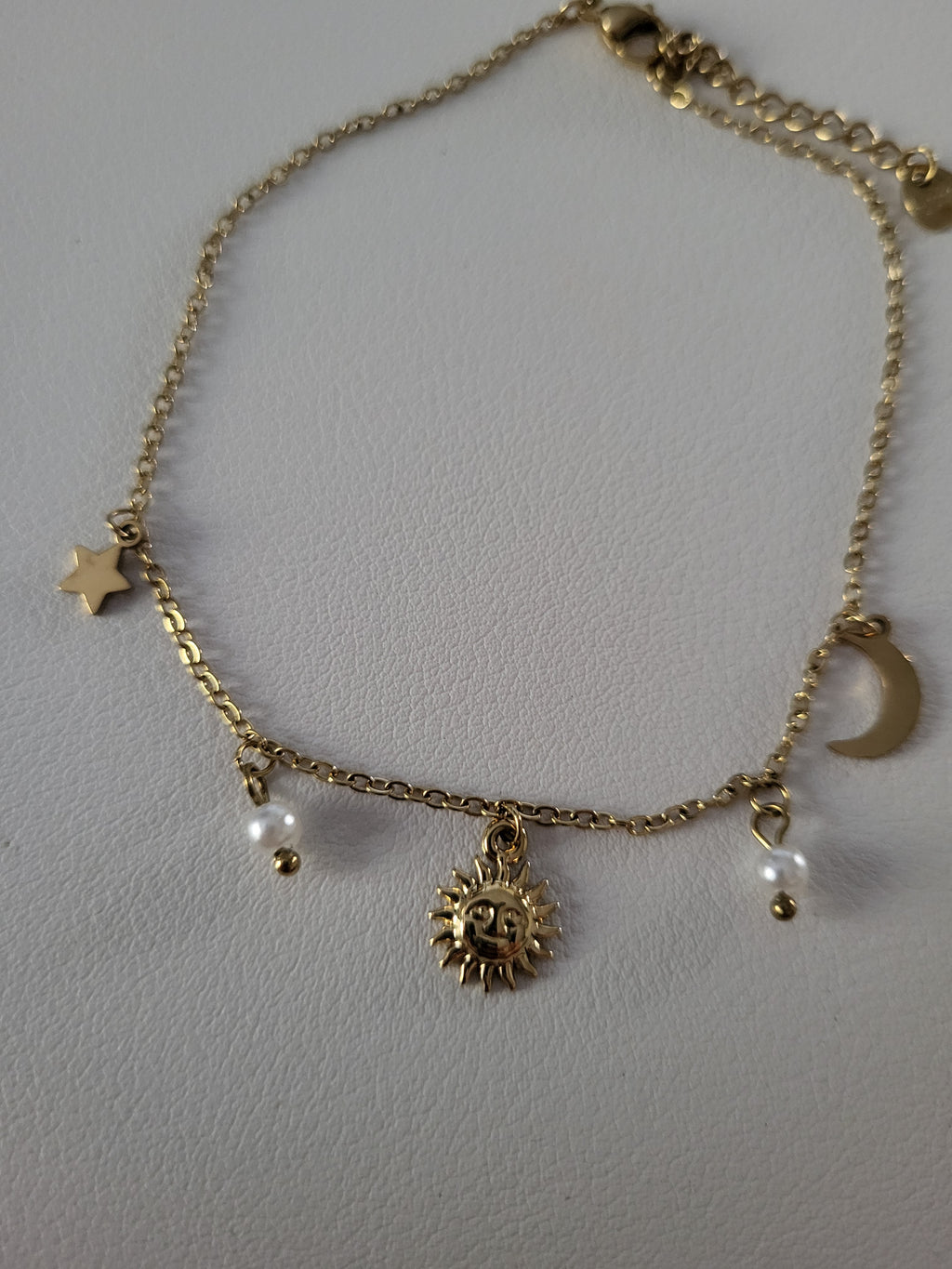 Chaîne de cheville dorée à pendentifs constellation et perles