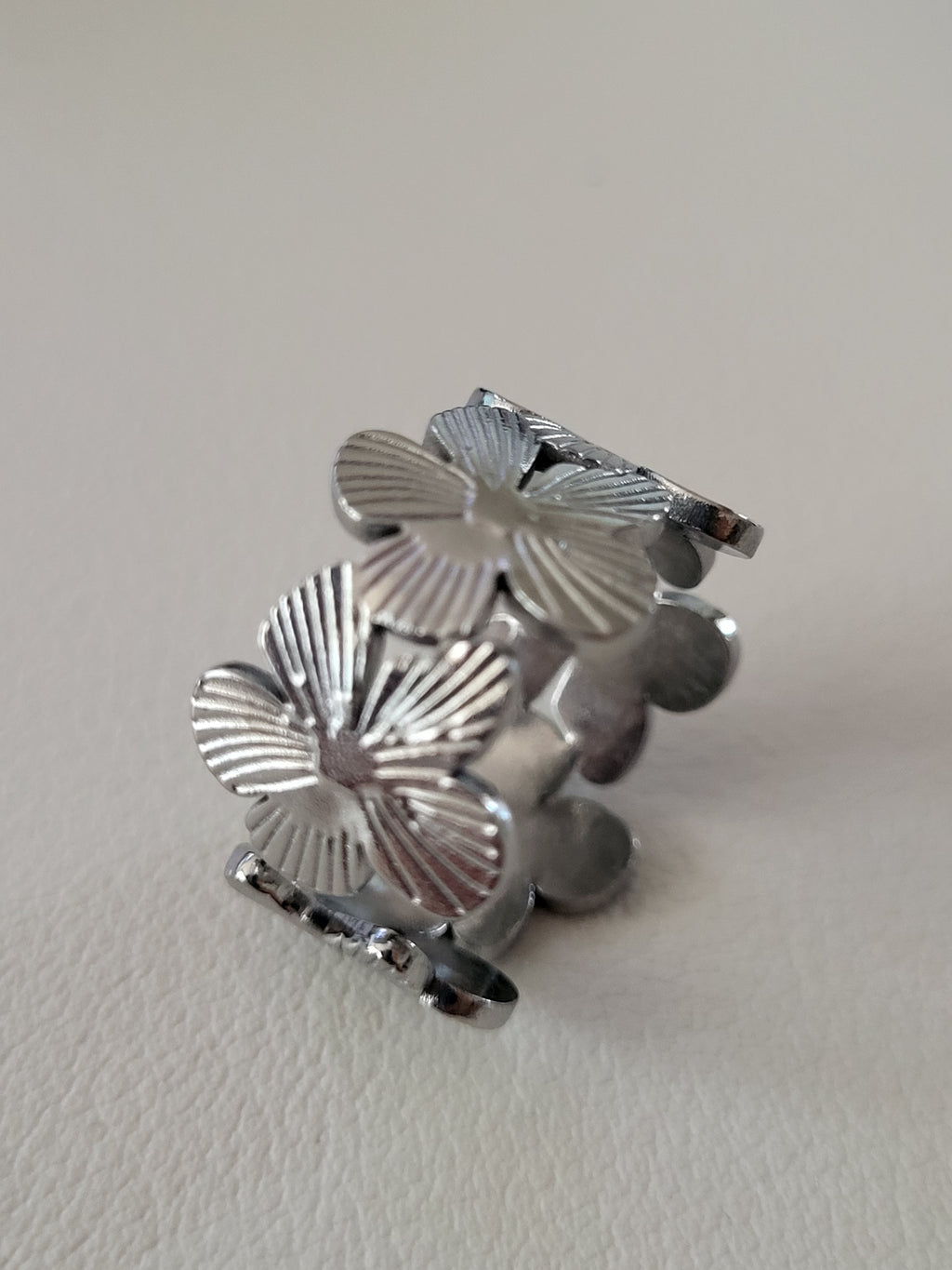 Bague ouverte acier inoxydable motif fleurs large argenté