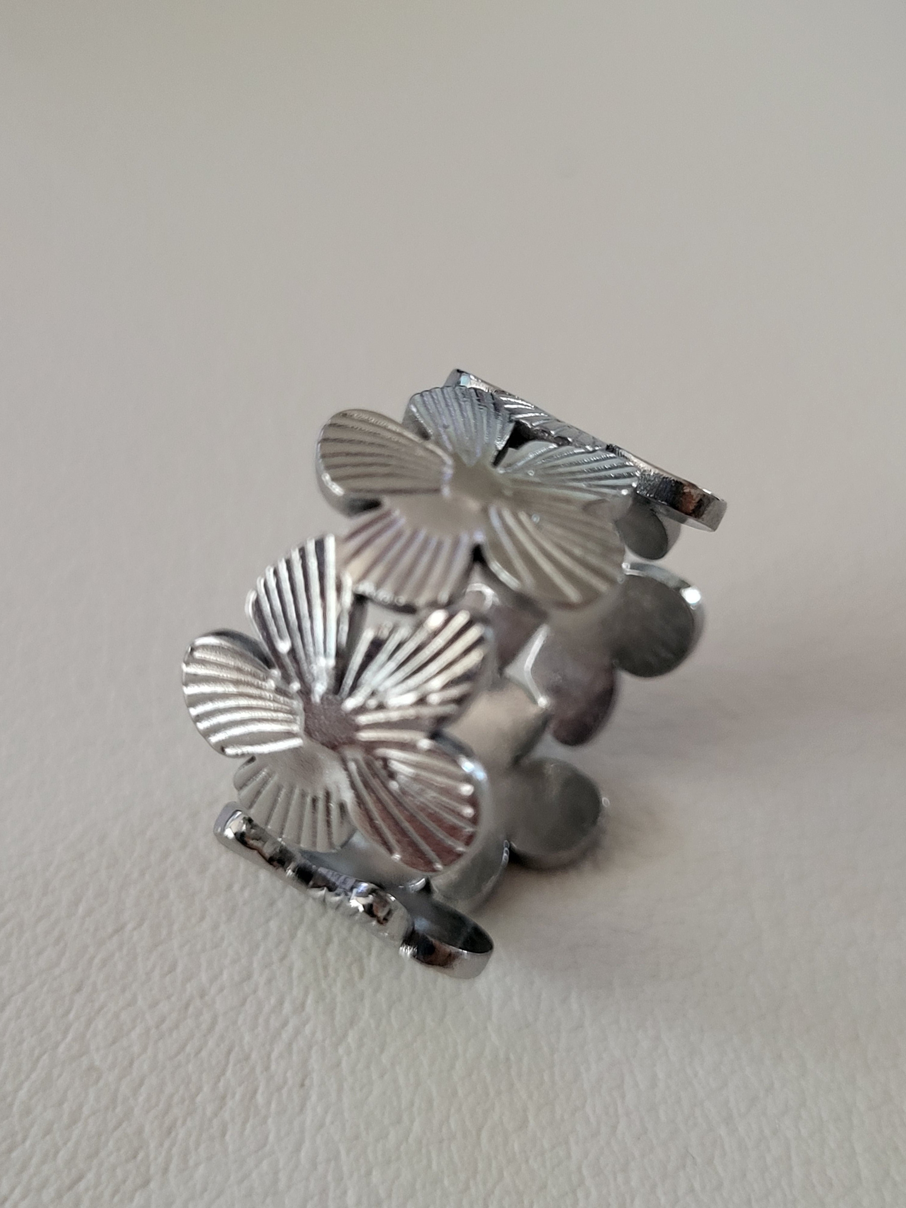 Bague ouverte acier inoxydable motif fleurs large argenté