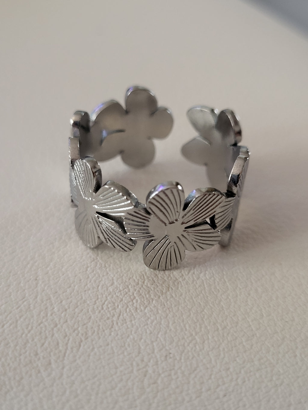 Bague ouverte acier inoxydable motif fleurs large argenté