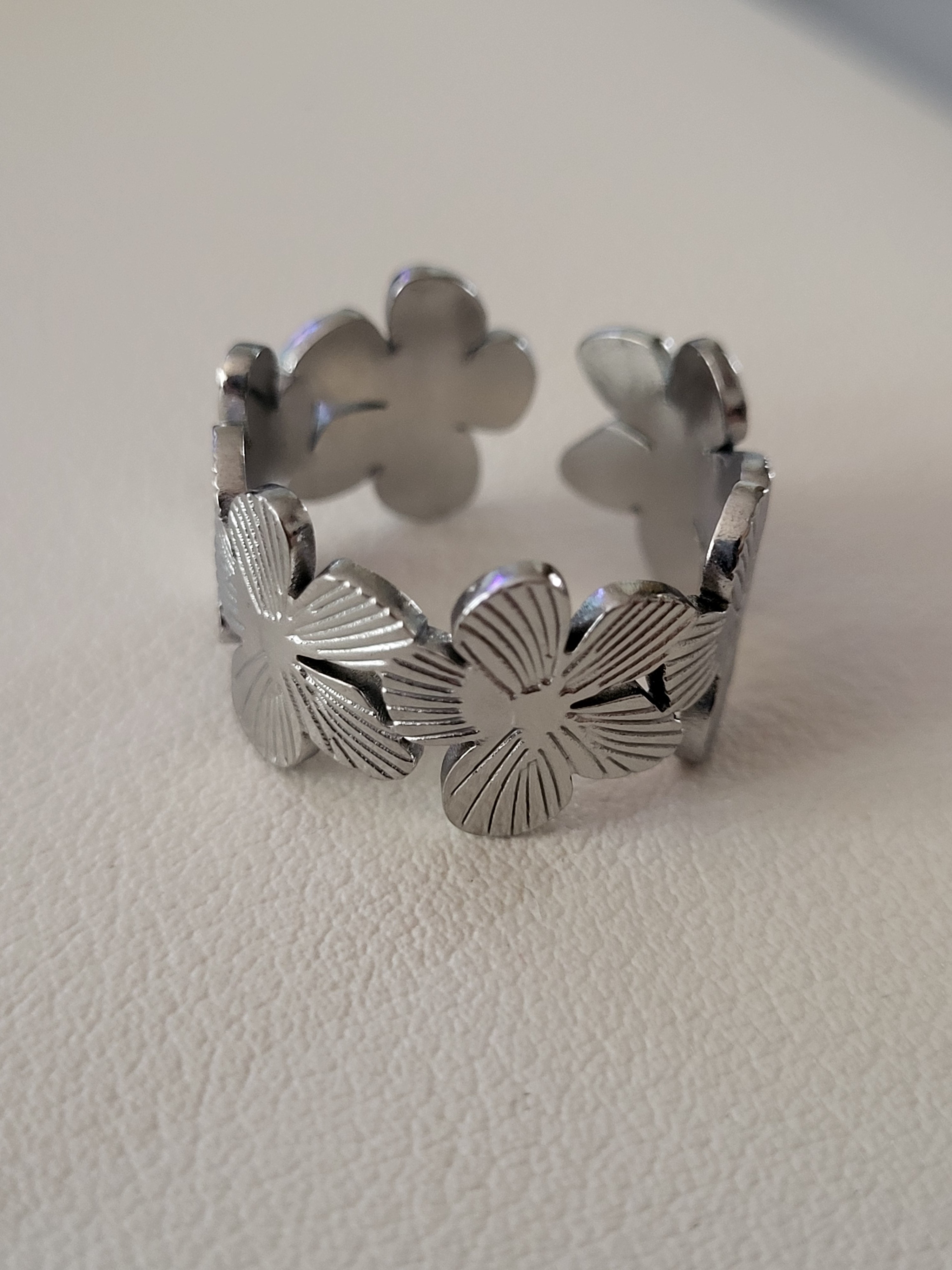 Bague ouverte acier inoxydable motif fleurs large argenté