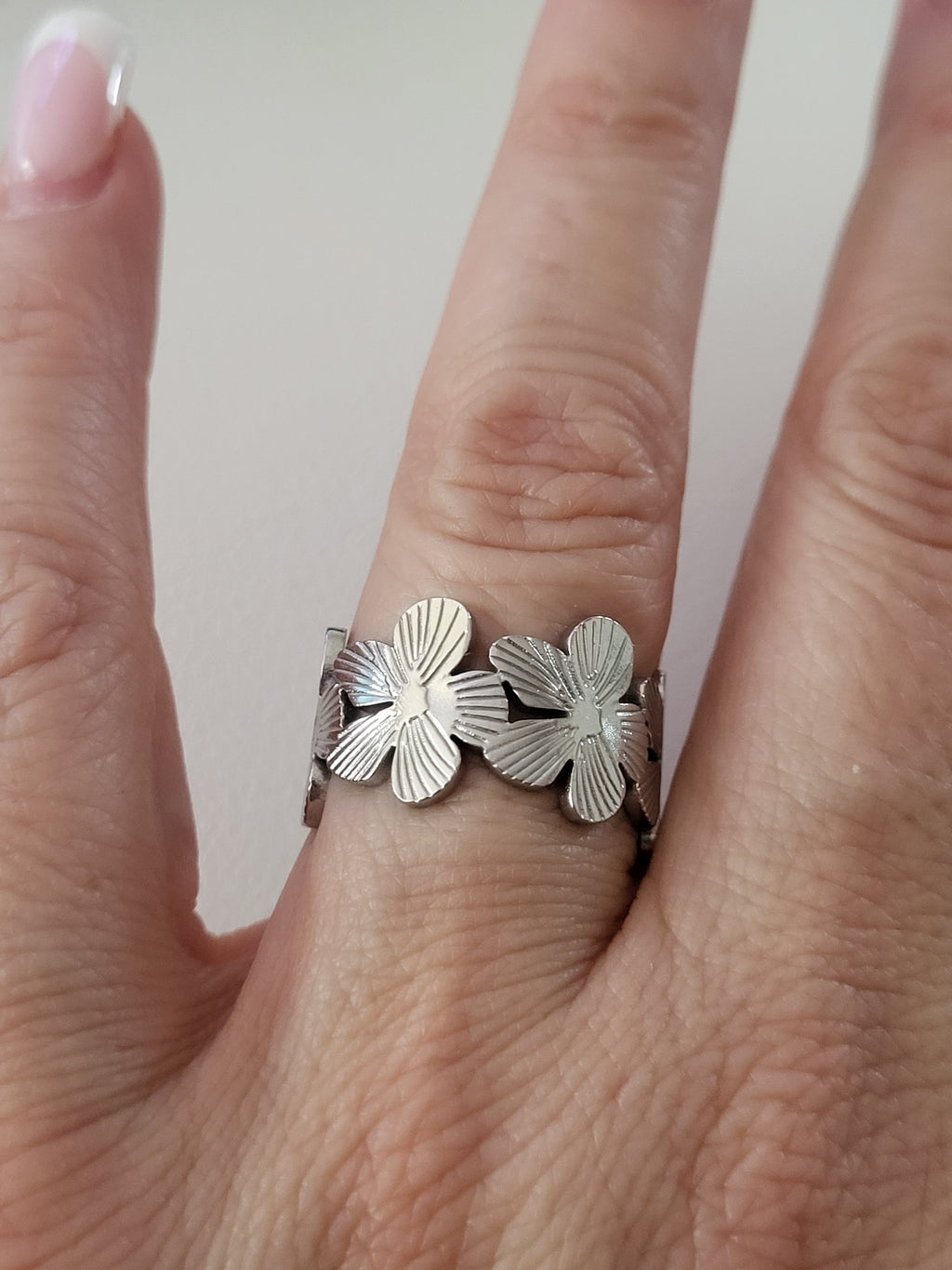 Bague ouverte acier inoxydable motif fleurs large argenté