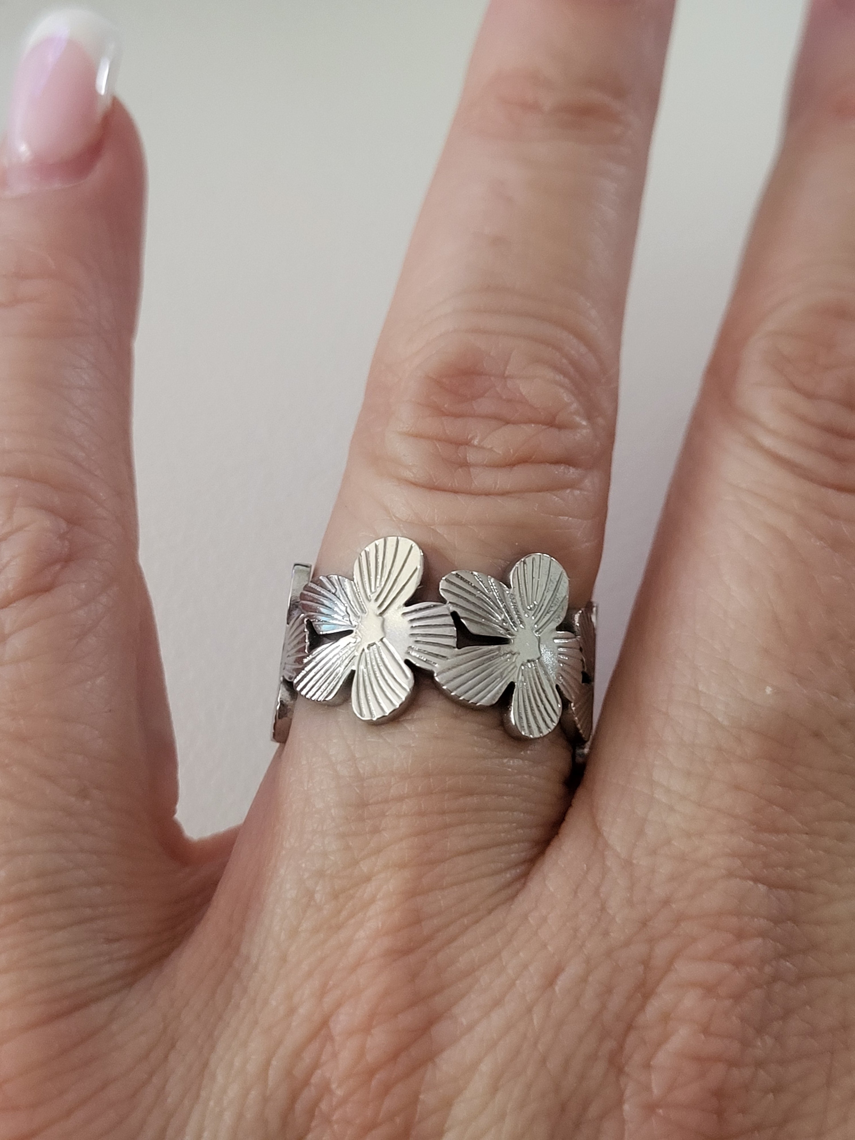 Bague ouverte acier inoxydable motif fleurs large argenté