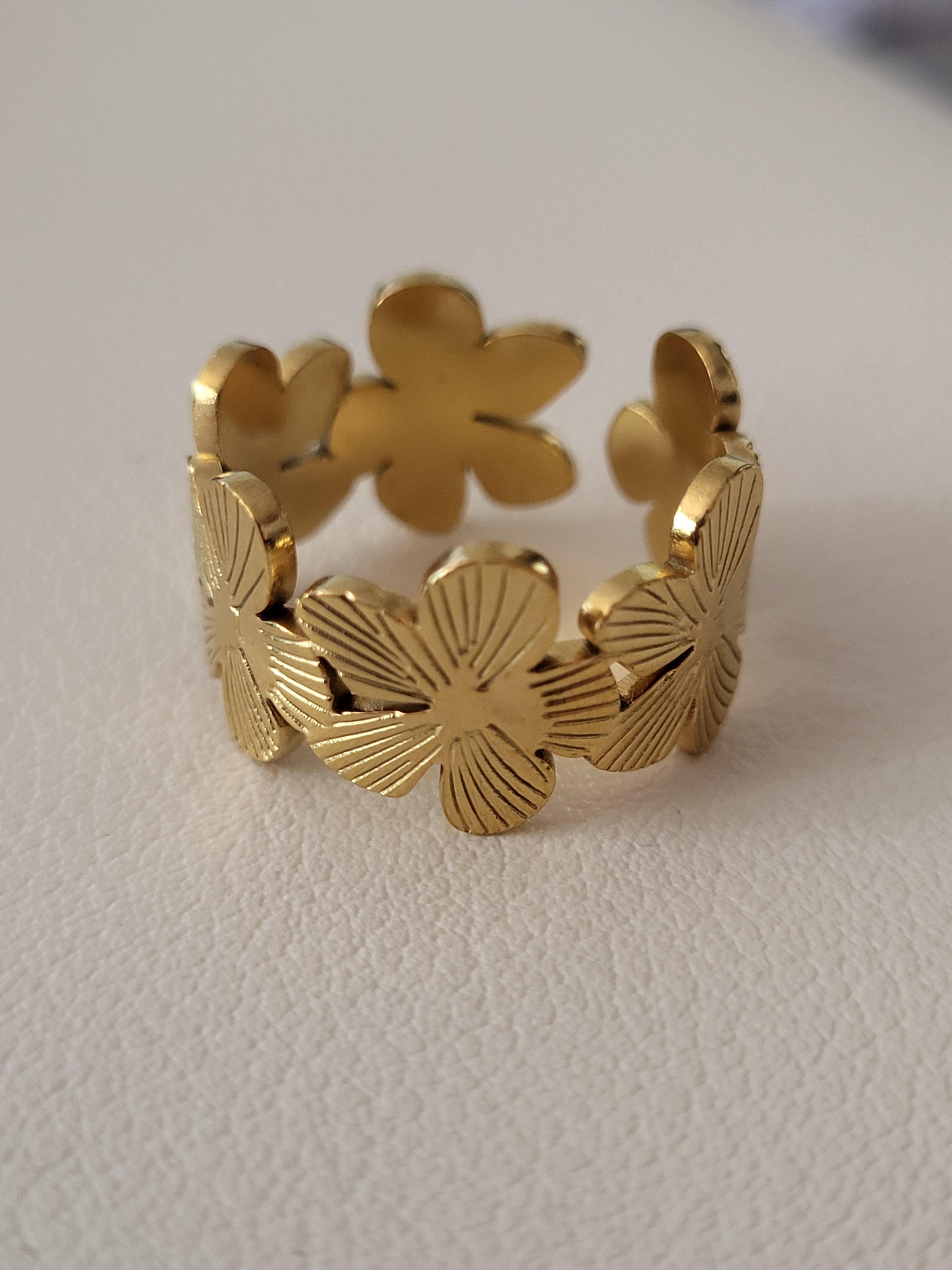 Bague ouverte acier inoxydable motif fleurs large dorée