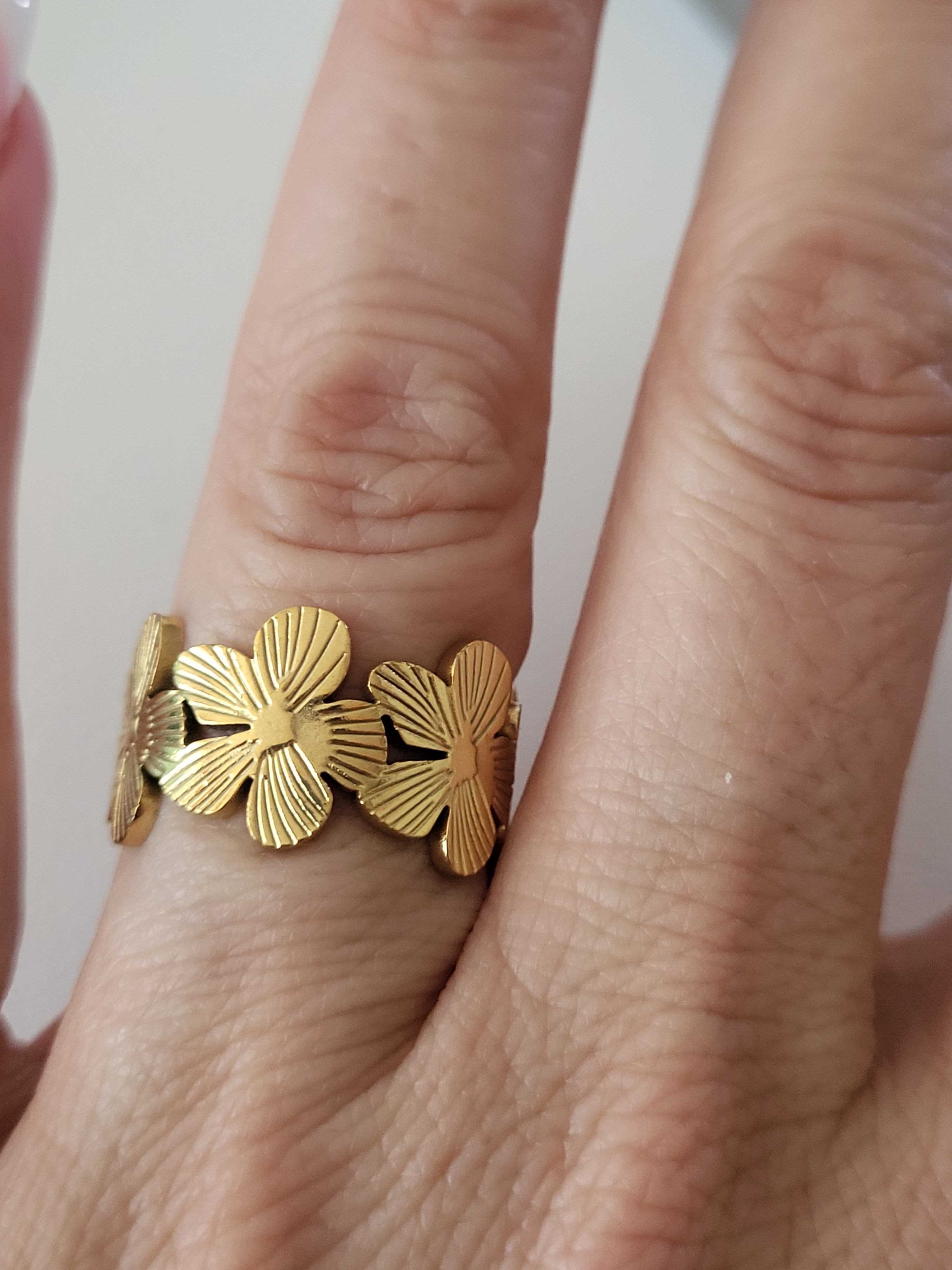 Bague ouverte acier inoxydable motif fleurs large dorée