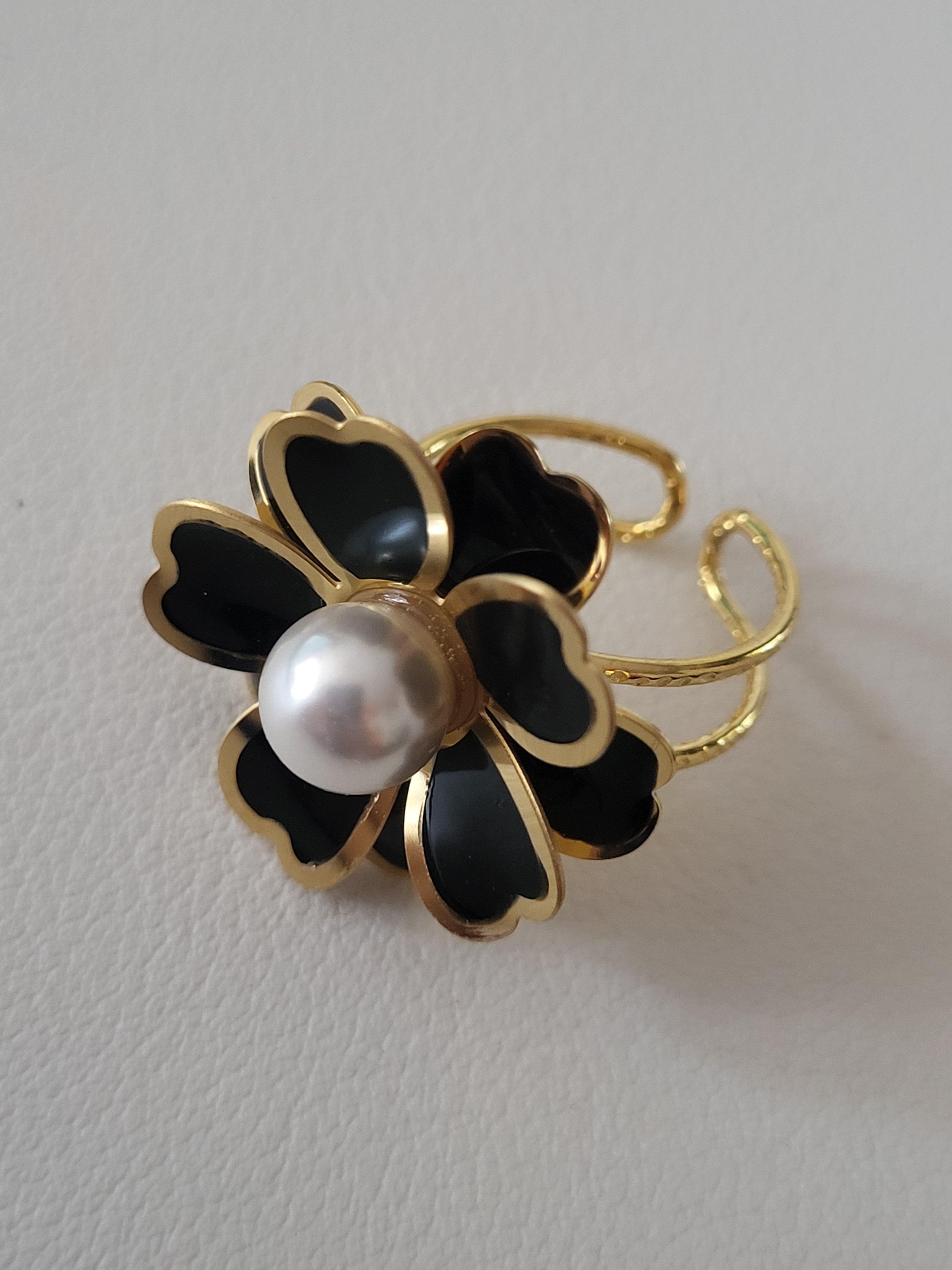 Bague acier inoxydable en forme de fleur dorée et noire