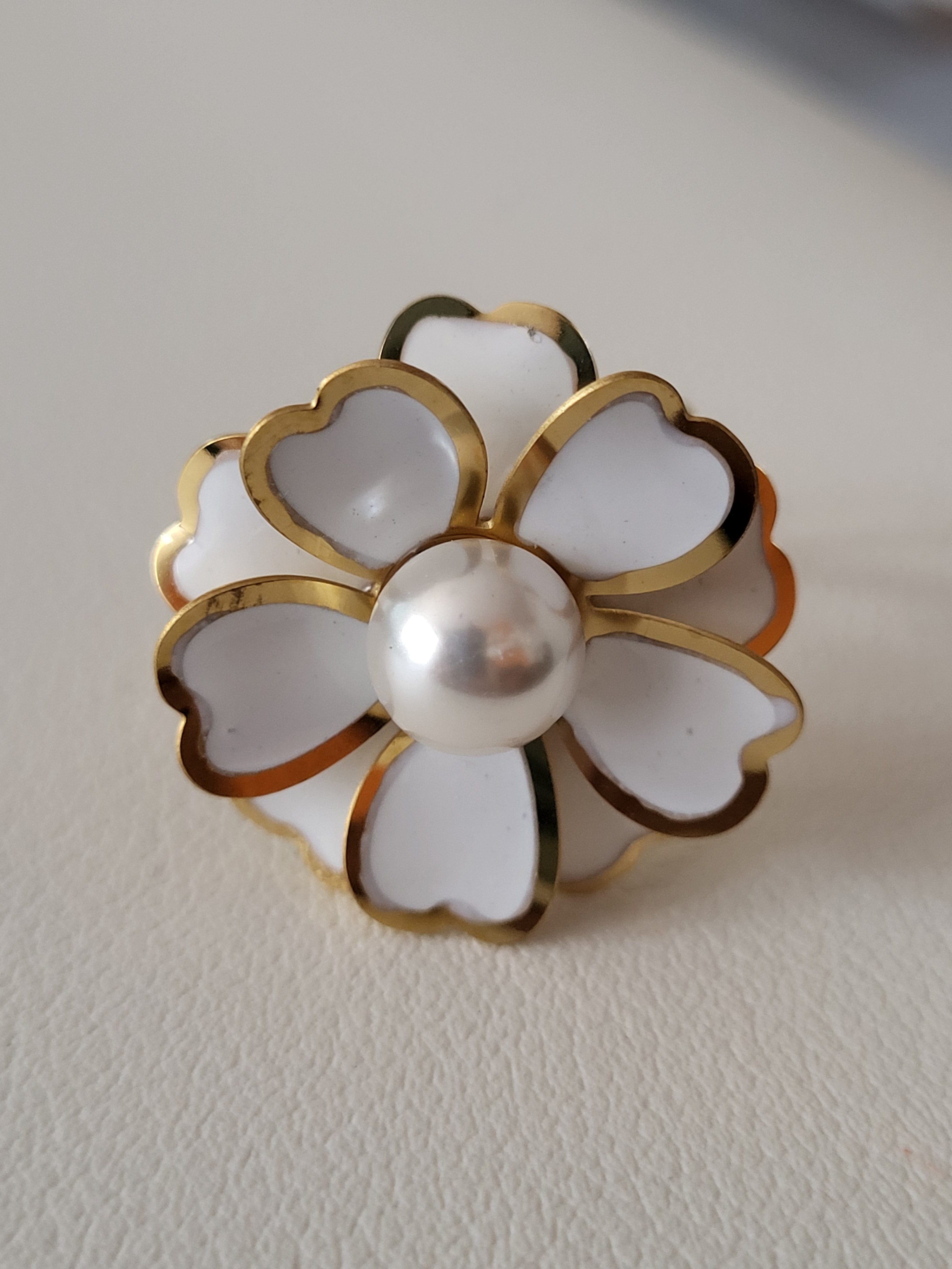 Bague acier inoxydable en forme de fleur dorée et blanche