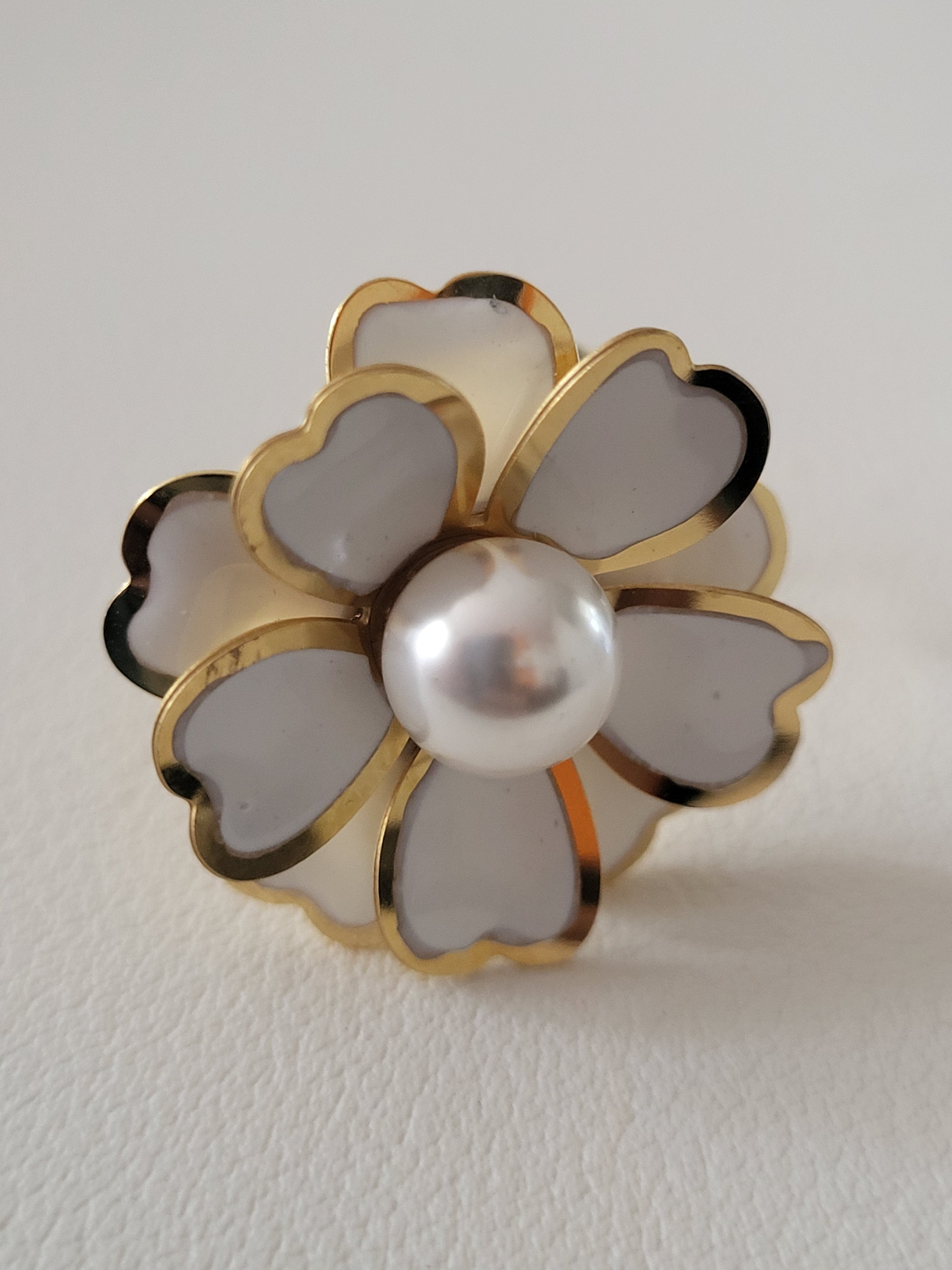 Bague acier inoxydable en forme de fleur dorée et blanche