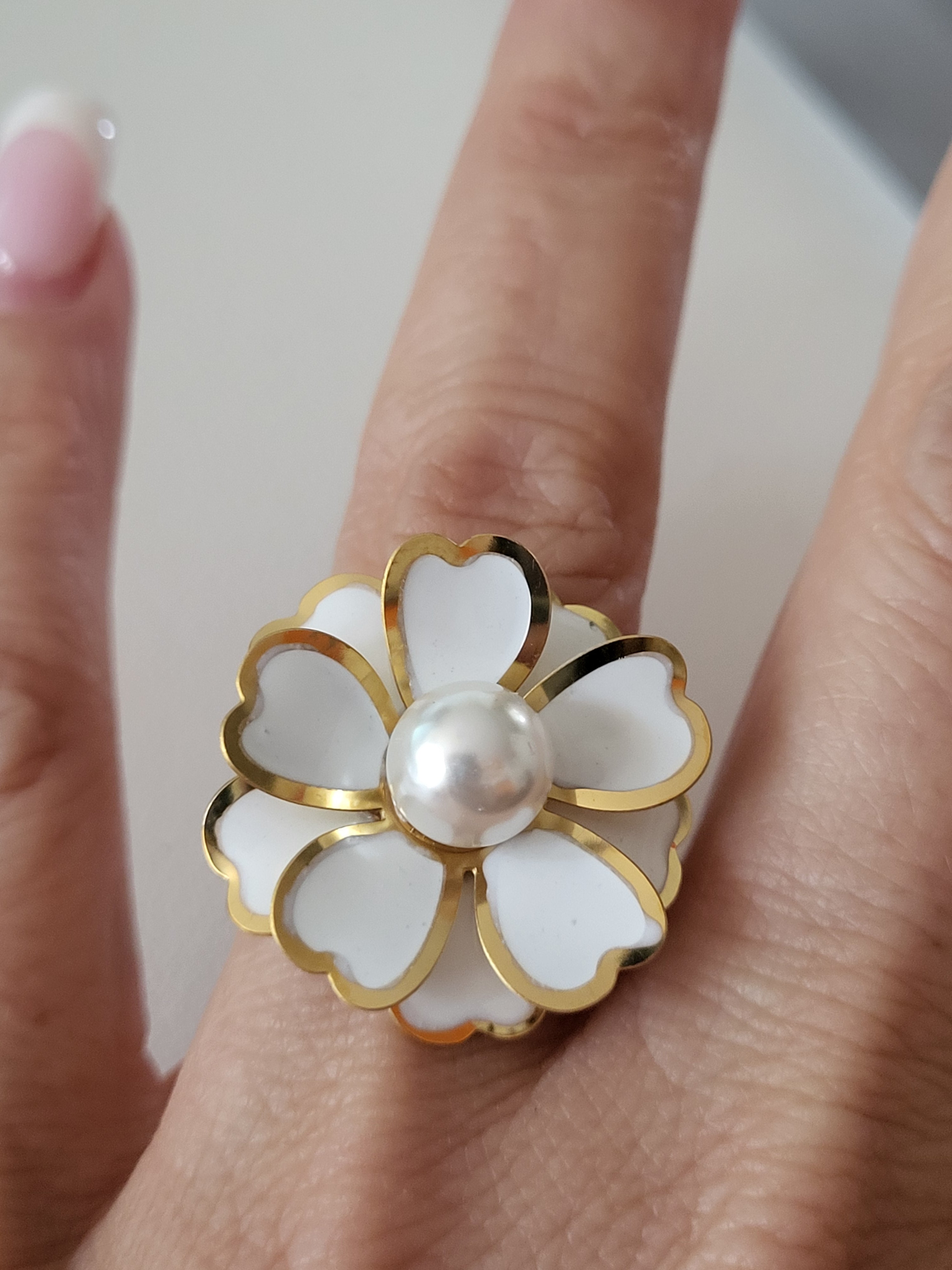 Bague acier inoxydable en forme de fleur dorée et blanche