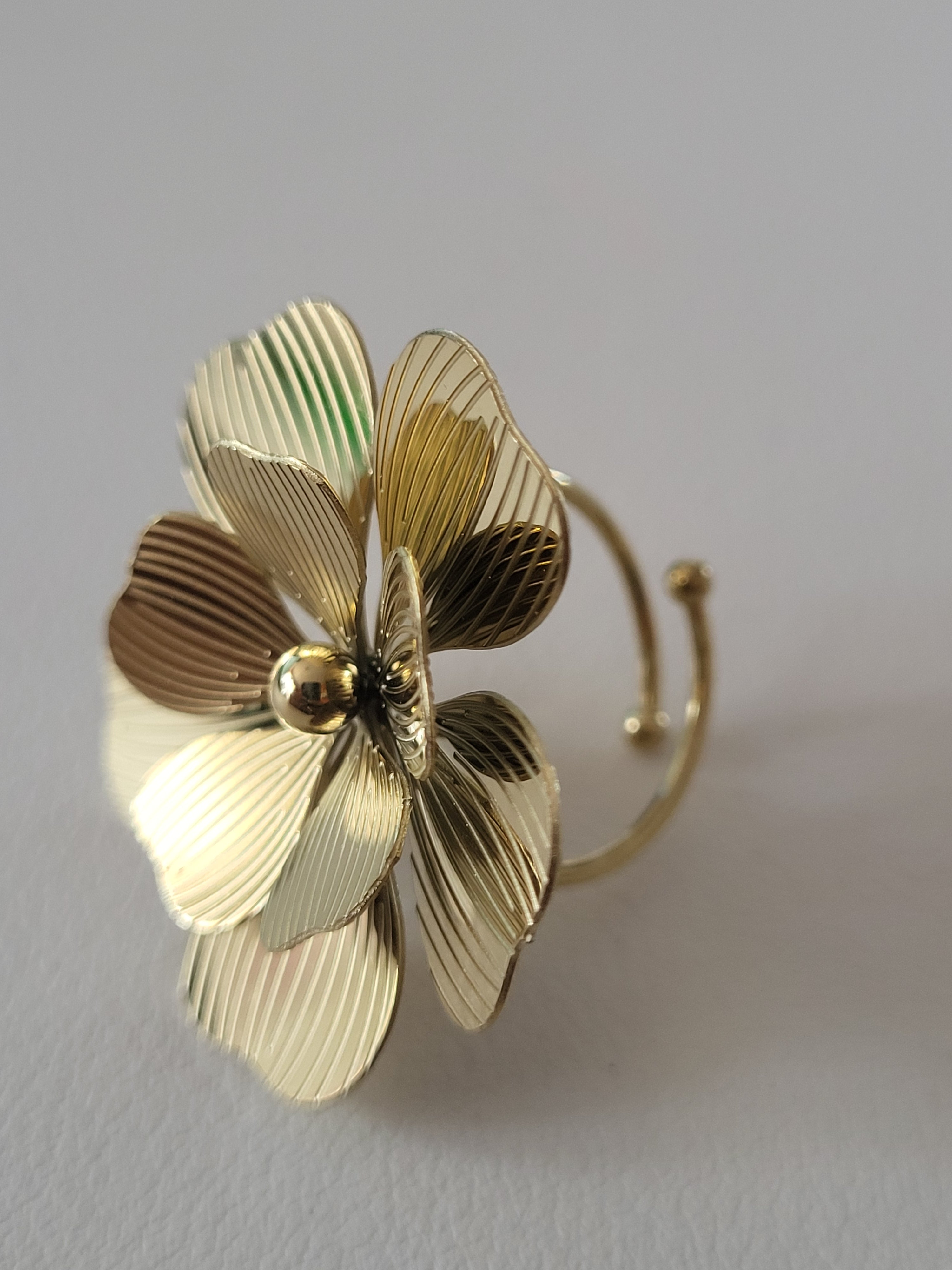 Bague acier inoxydable fleur striée dorée taille unique