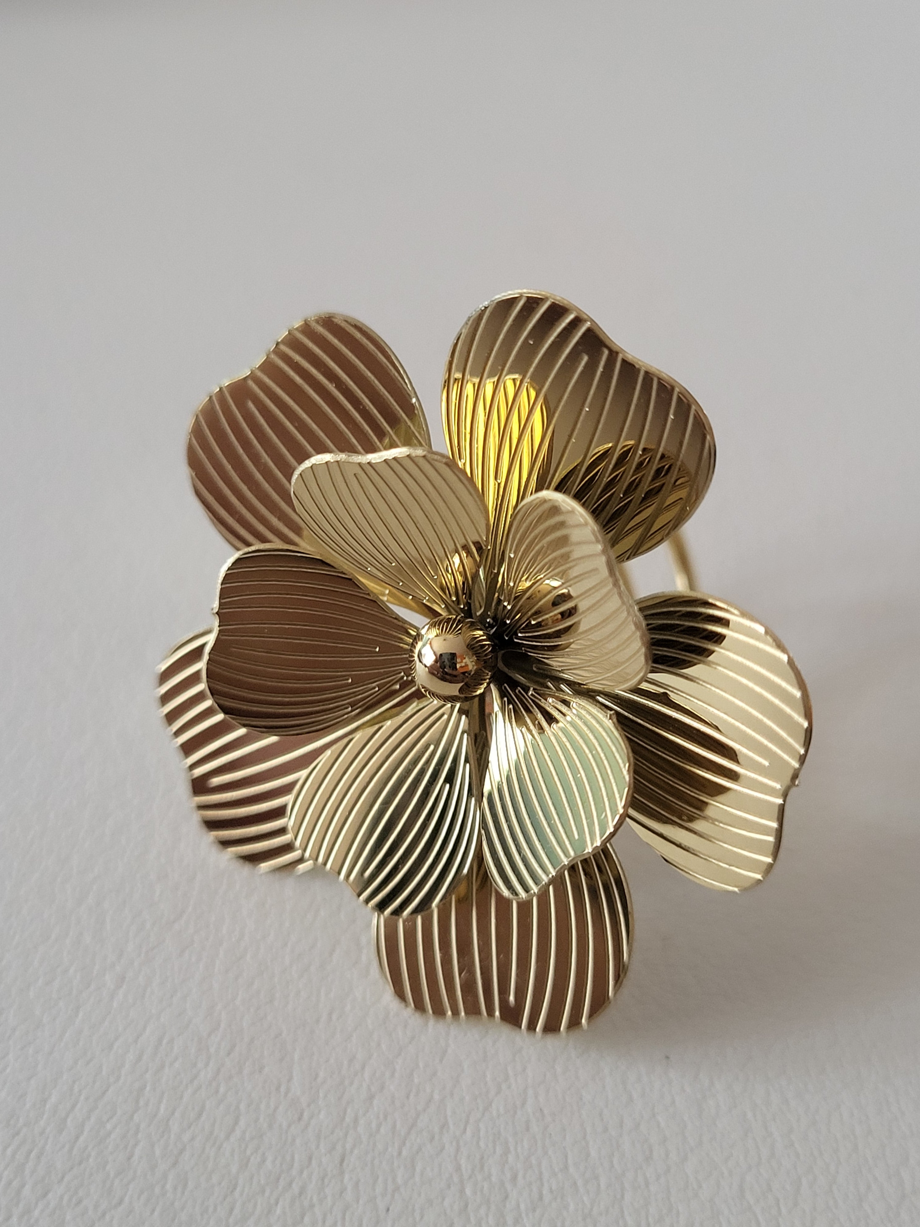 Bague acier inoxydable fleur striée dorée taille unique