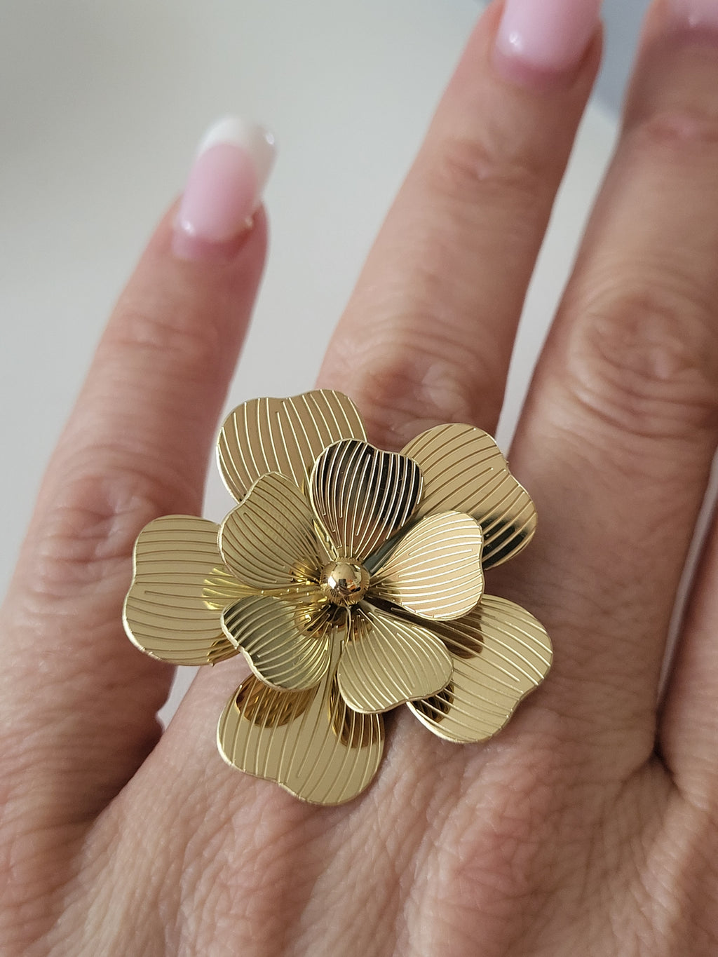 Bague acier inoxydable fleur striée dorée taille unique