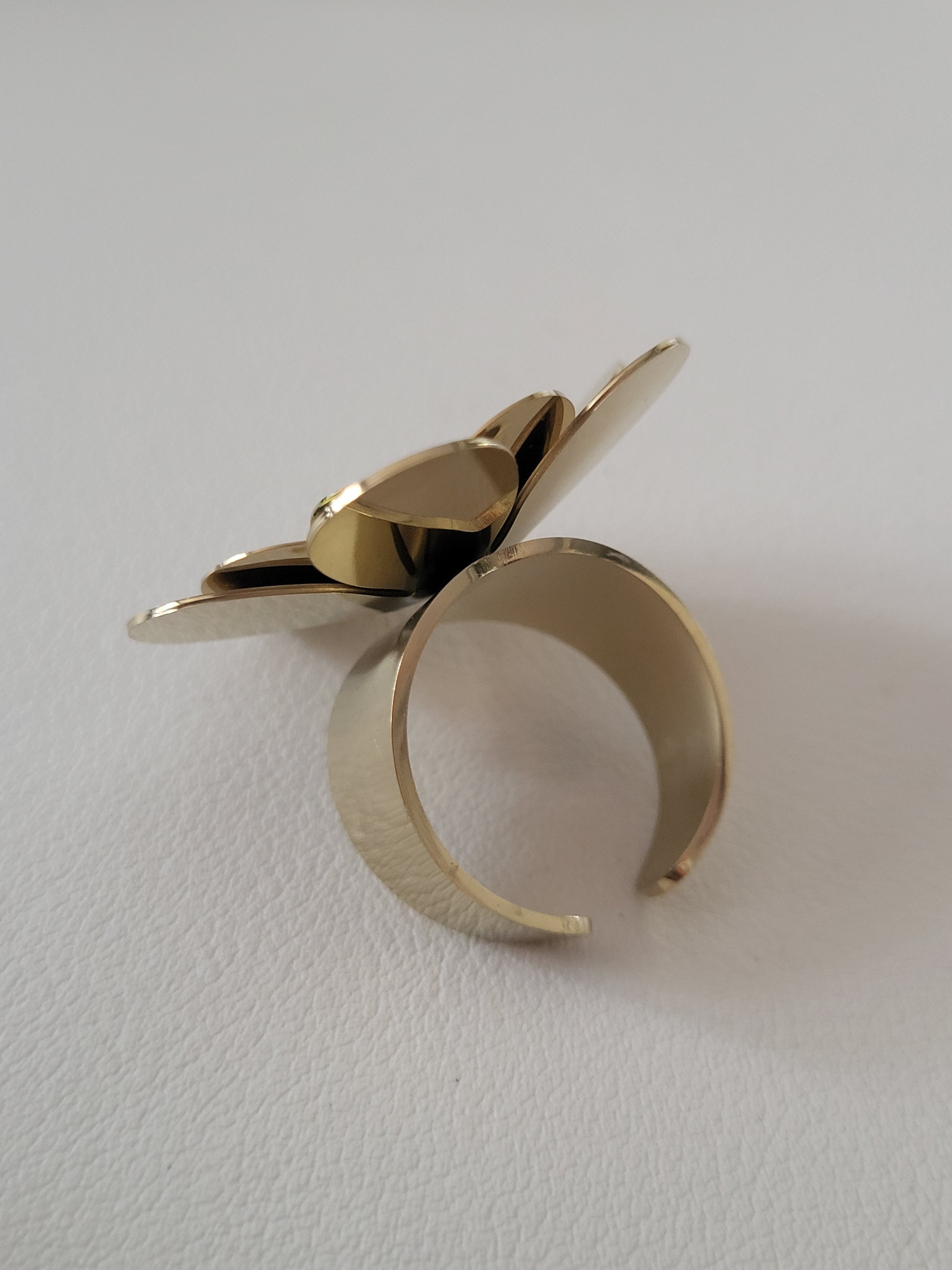 Bague ajustable acier inoxydable dorée en forme de fleur lisse