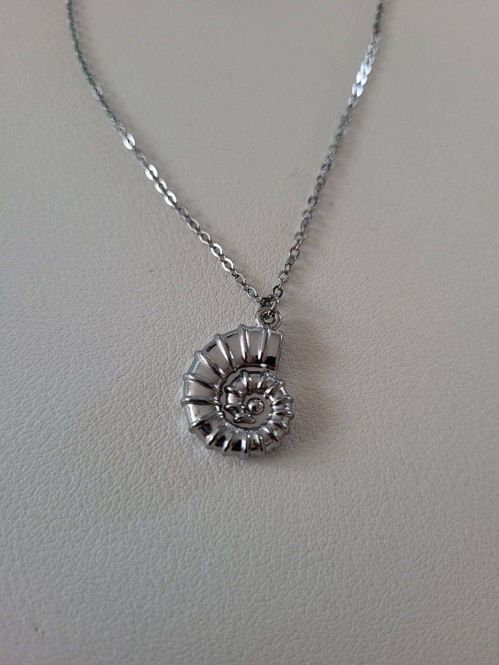 Collier pendentif escargot acier inoxydable argenté 40 + 5 cm