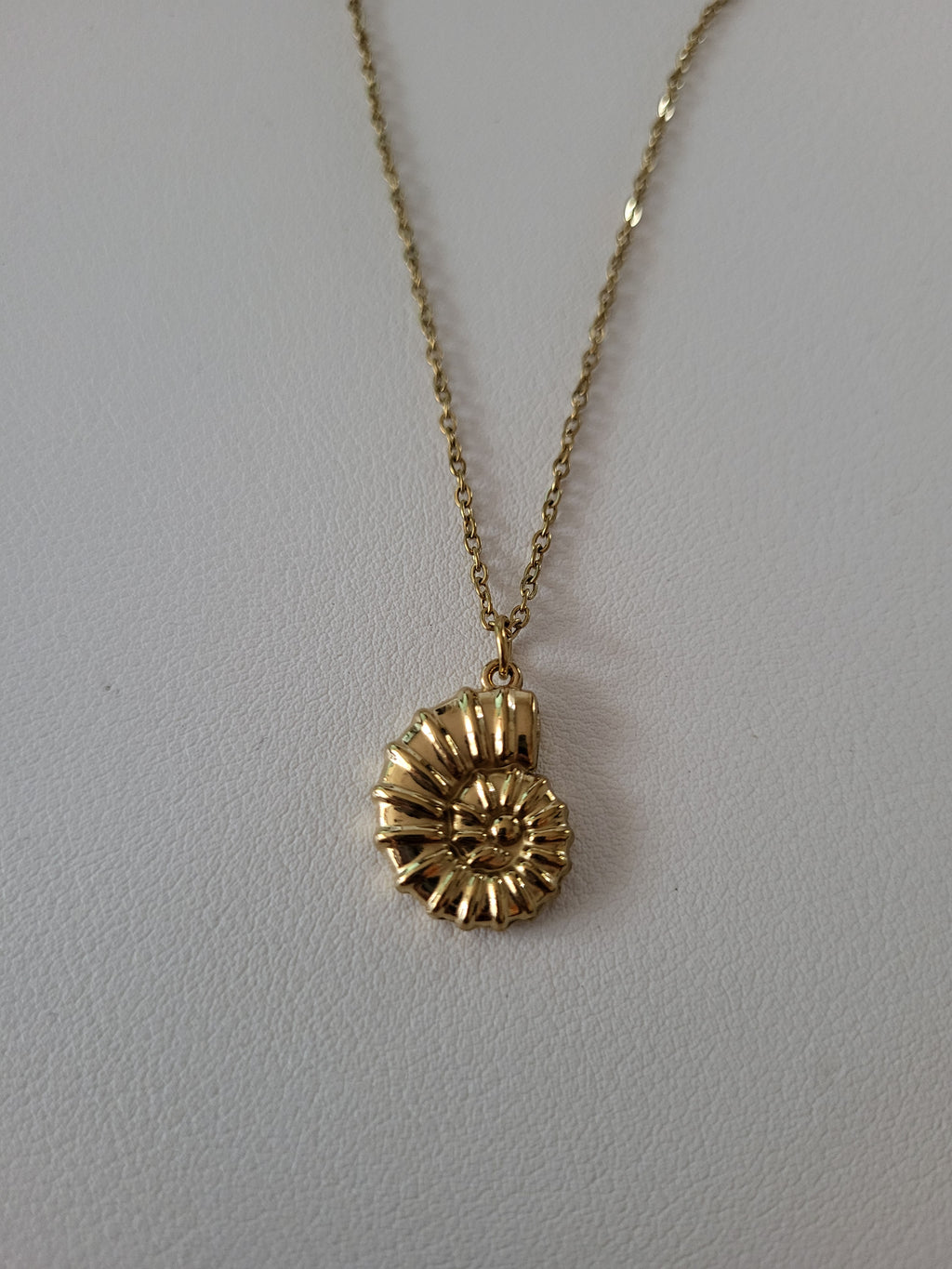 Collier pendentif escargot acier inoxydable doré 40 + 5 cm