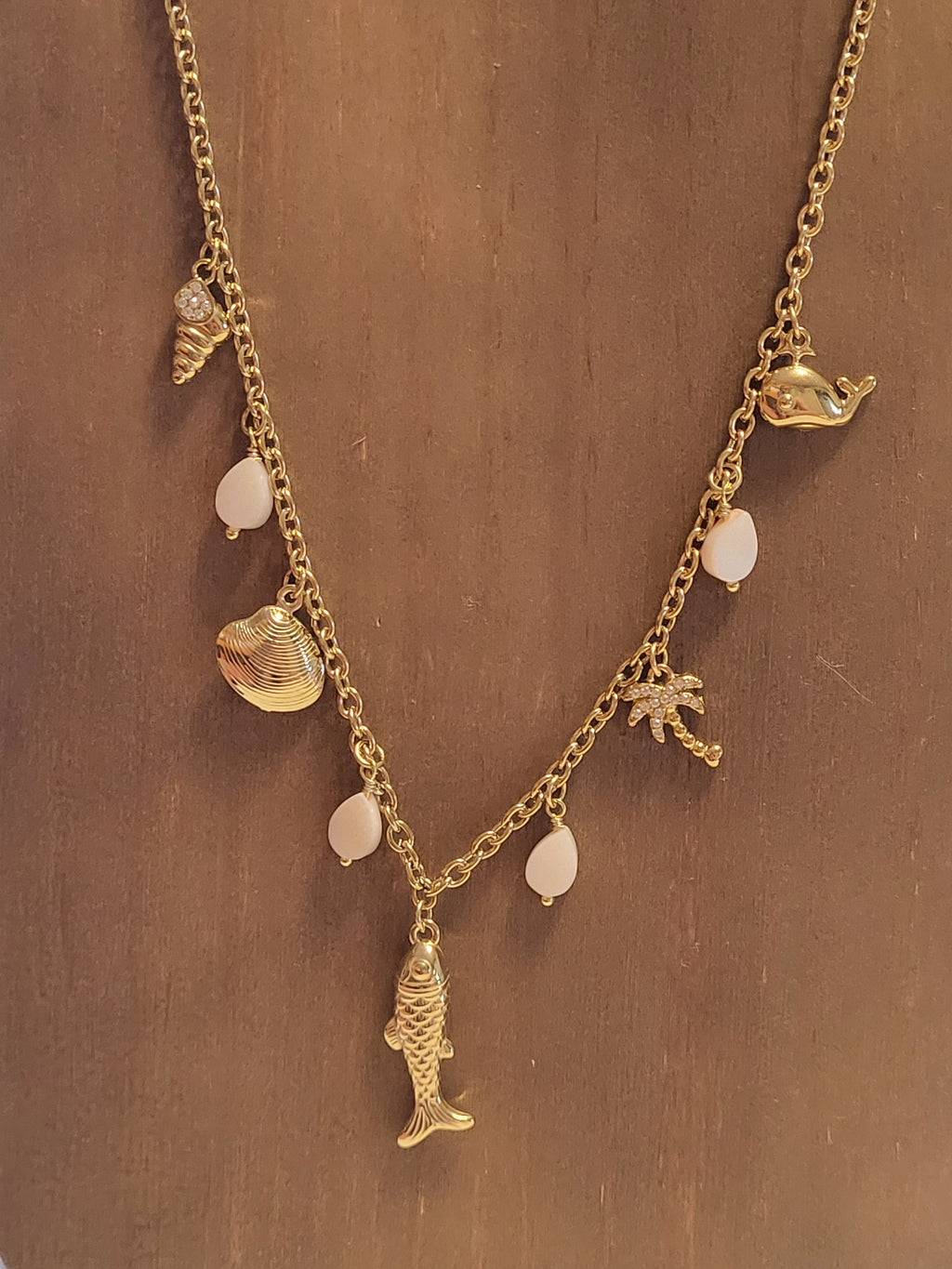 Collier doré charms marins avec palmier et pierres rose