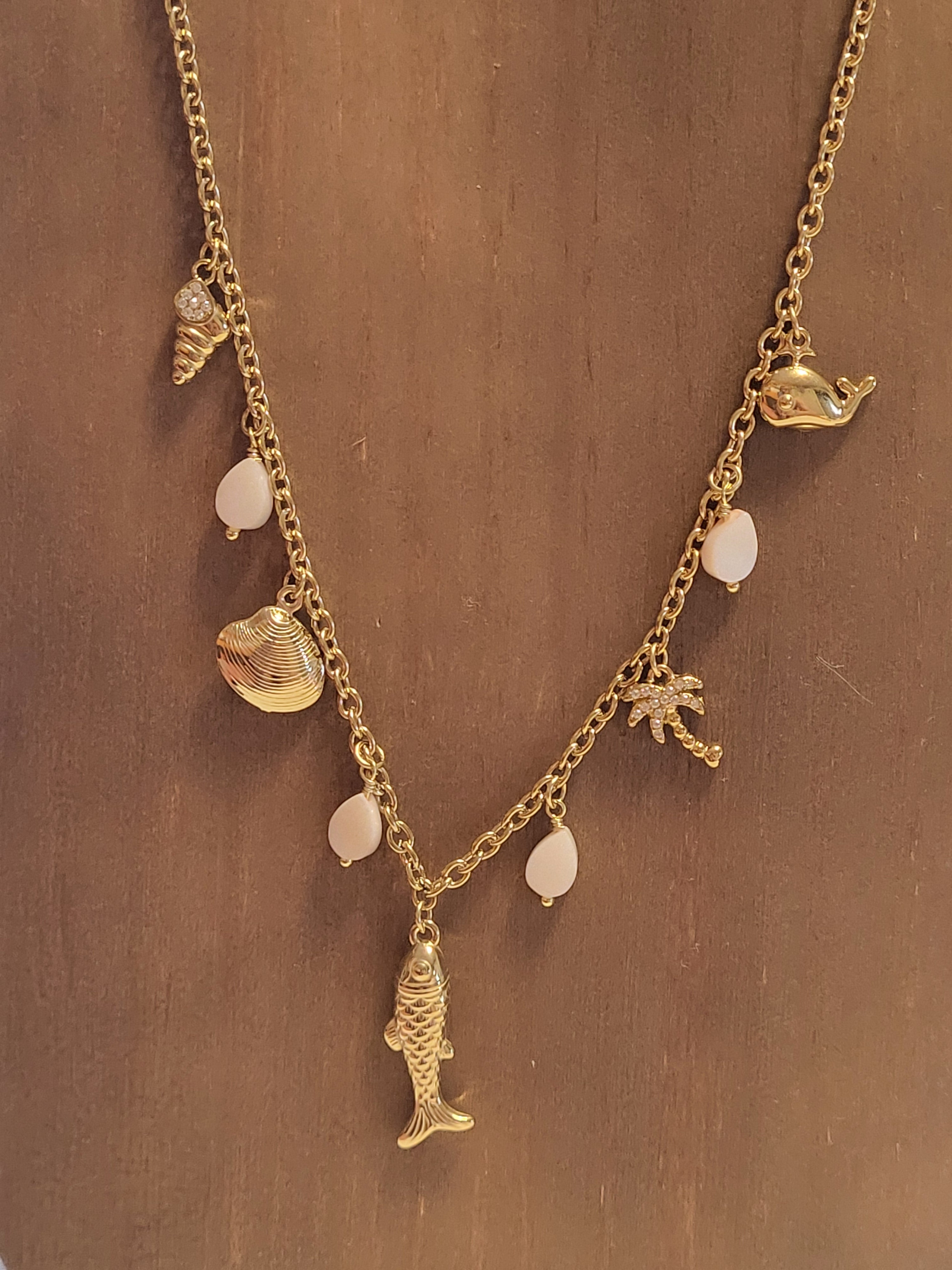 Collier doré charms marins avec palmier et pierres rose