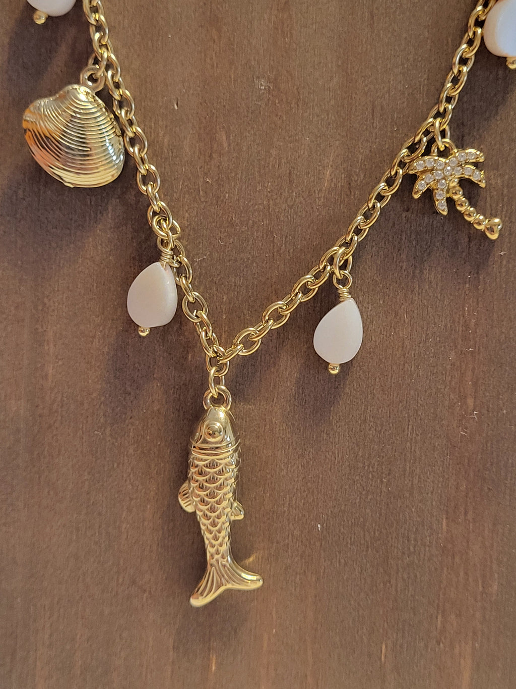 Collier doré charms marins avec palmier et pierres rose