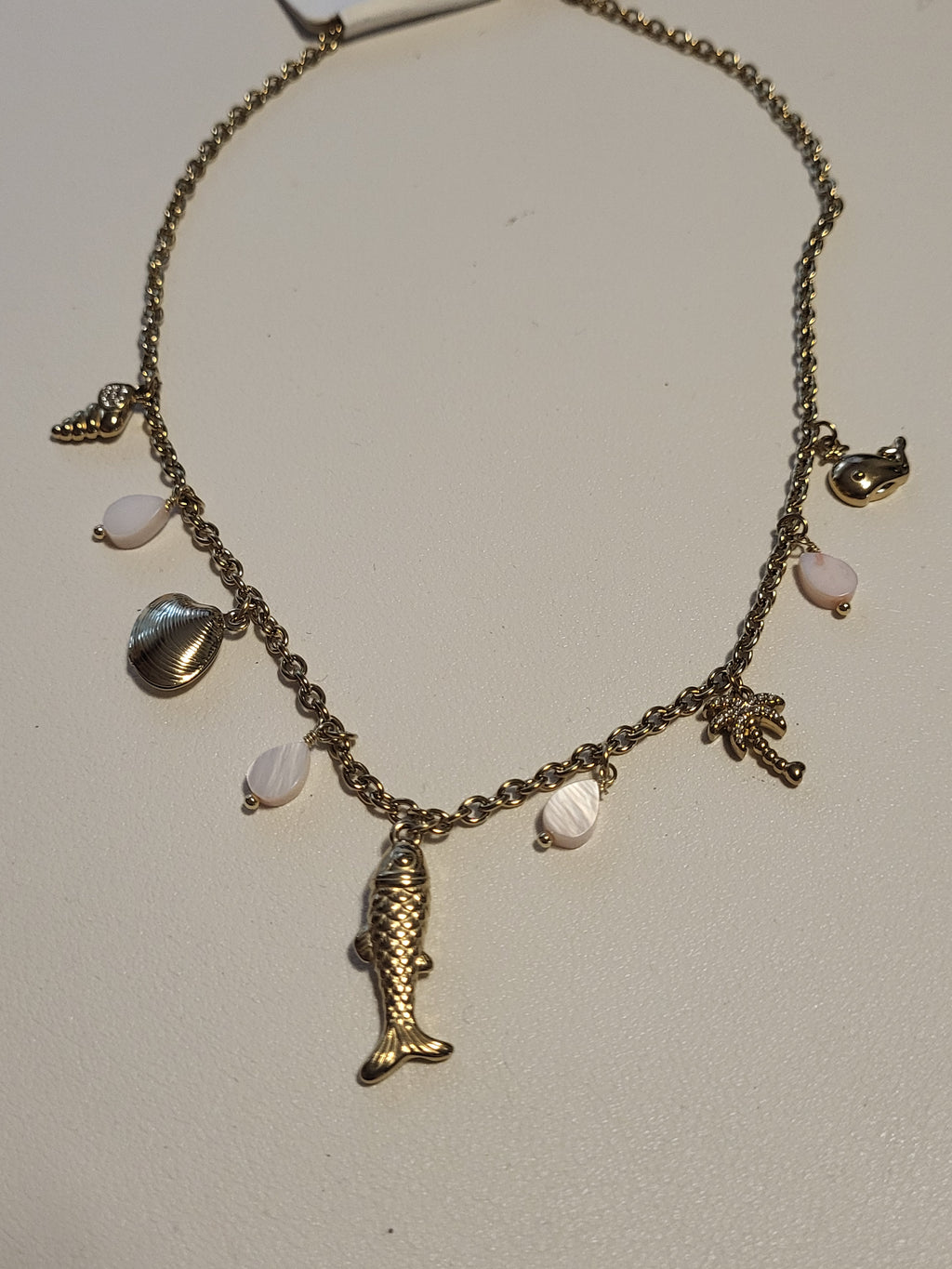 Collier doré charms marins avec palmier et pierres rose