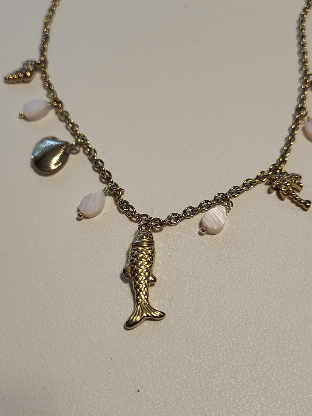 Collier doré charms marins avec palmier et pierres rose