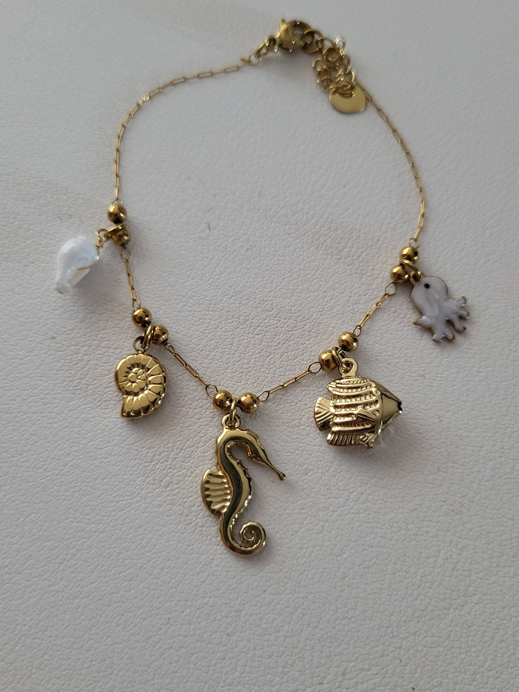Bracelet à charms hippocampe et poulpe nacré doré