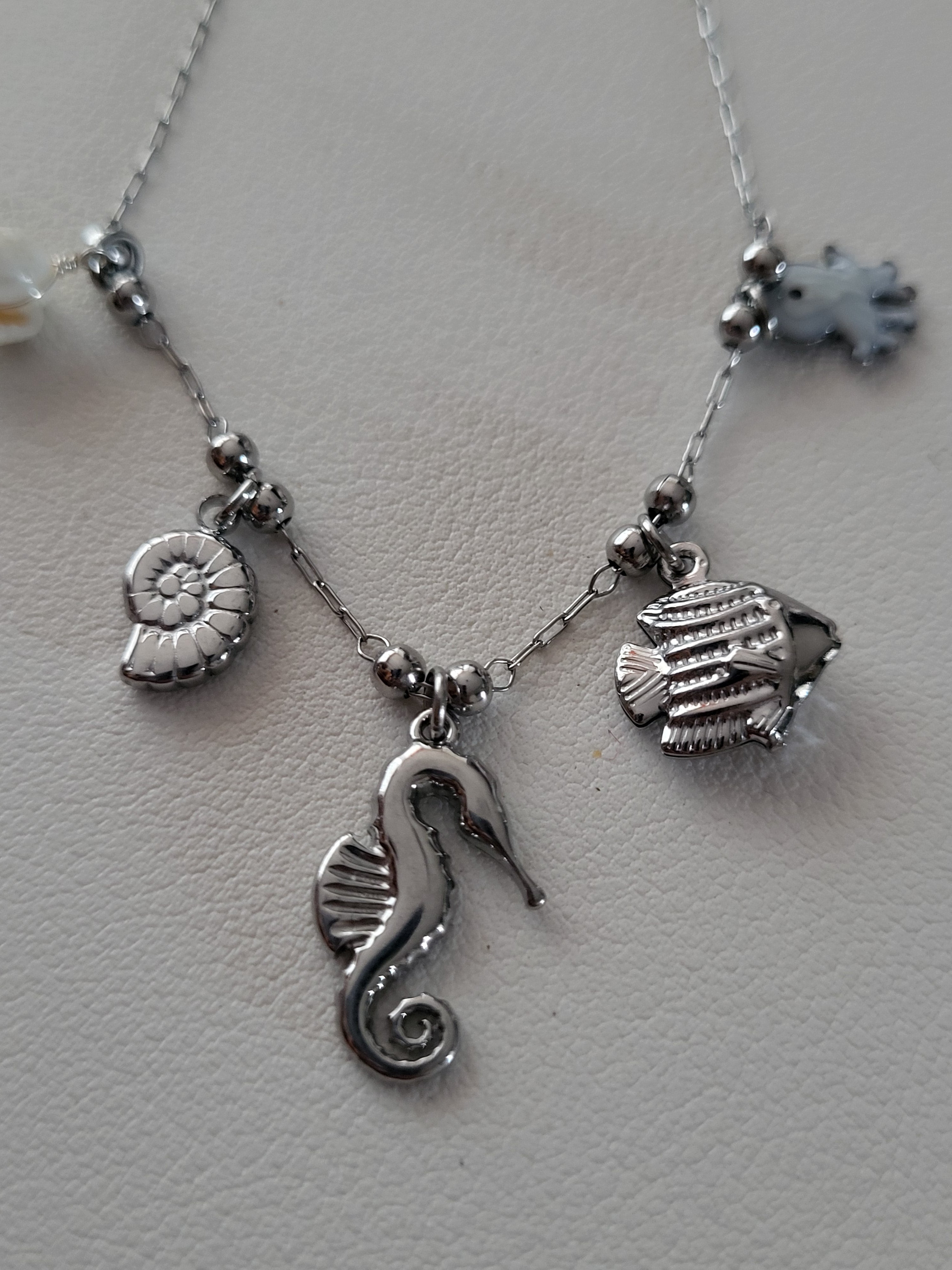 Bracelet à charms hippocampe et poulpe nacré argenté