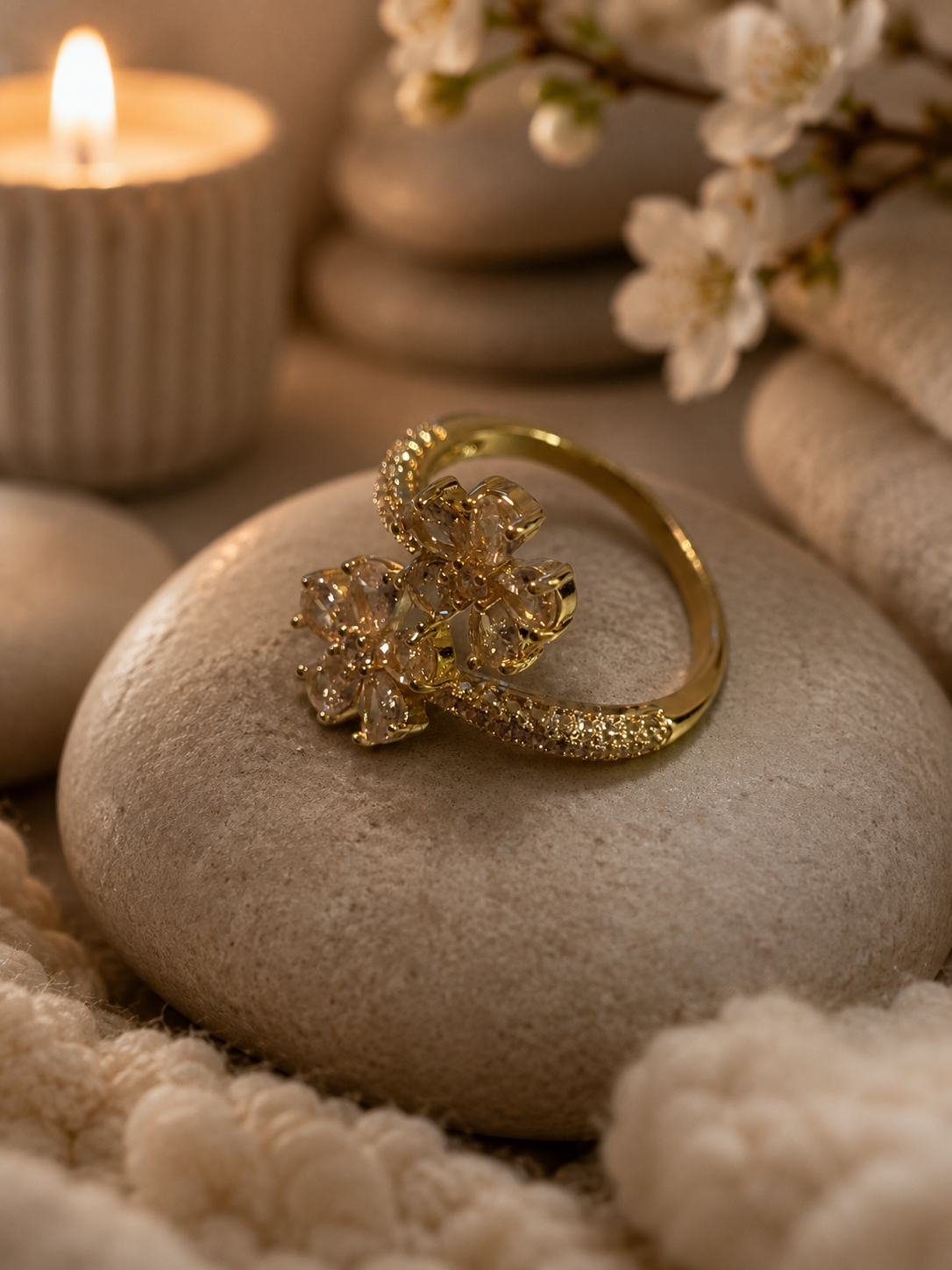 Anello aperto in acciaio inossidabile dorato con fiori in zircone bianco