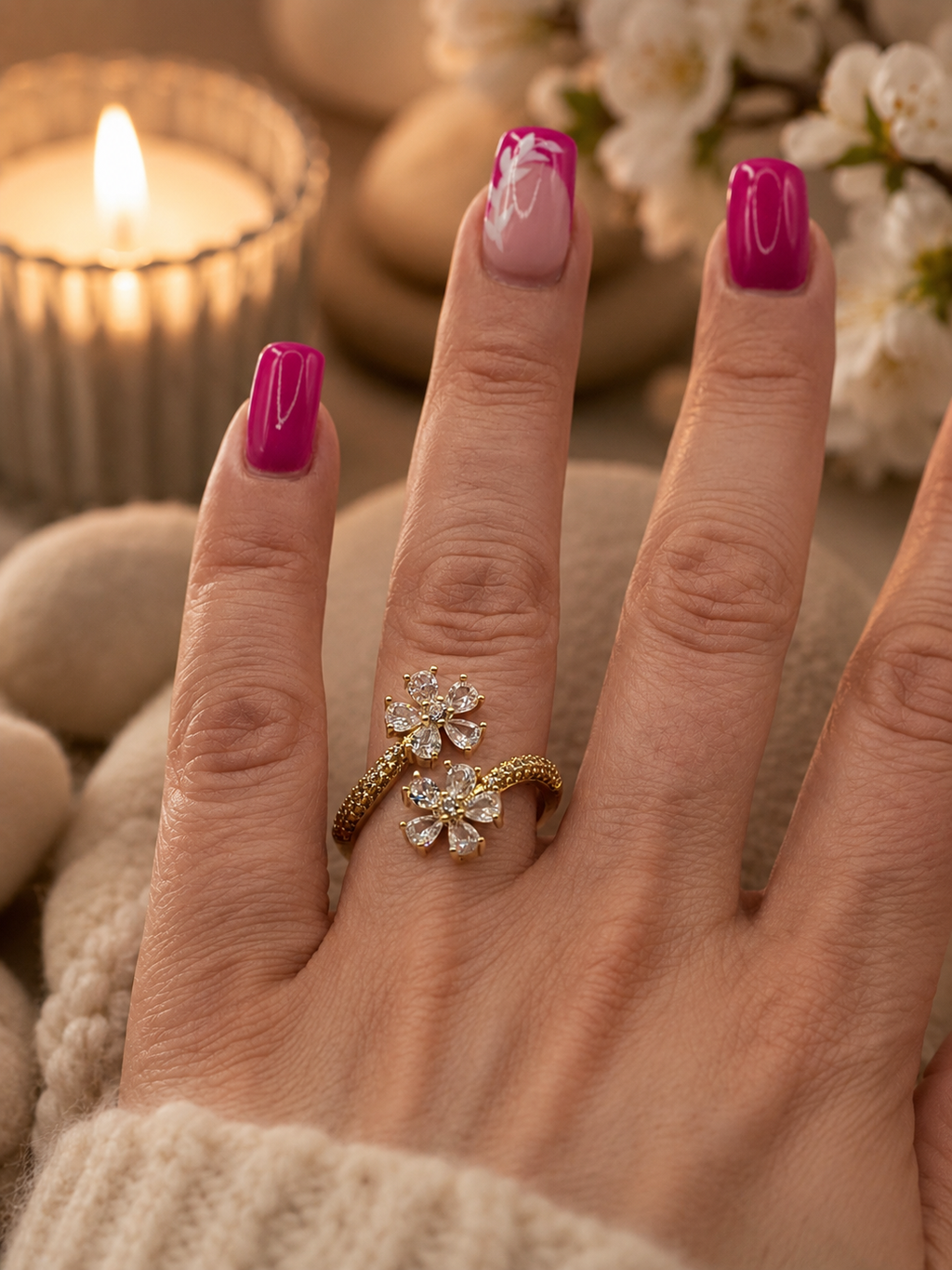 Anello aperto in acciaio inossidabile dorato con fiori in zircone bianco