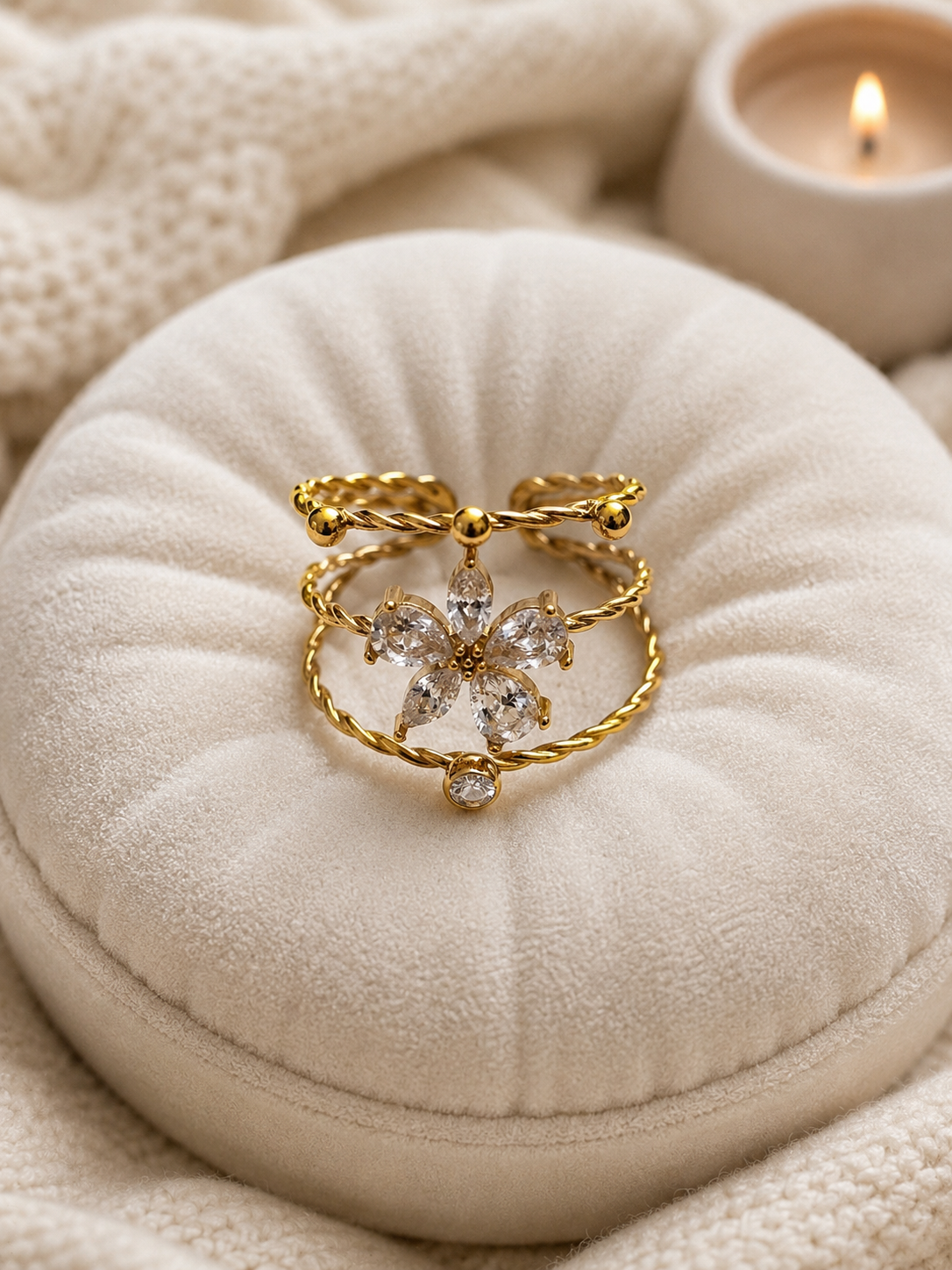 Bague ajustable à trois anneaux avec fleur strassée doré
