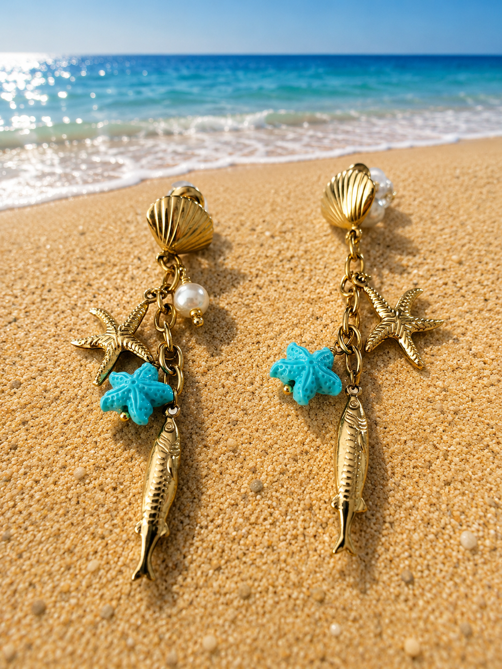 Boucles d’oreilles dorées pendantes poisson et étoile de mer bleu
